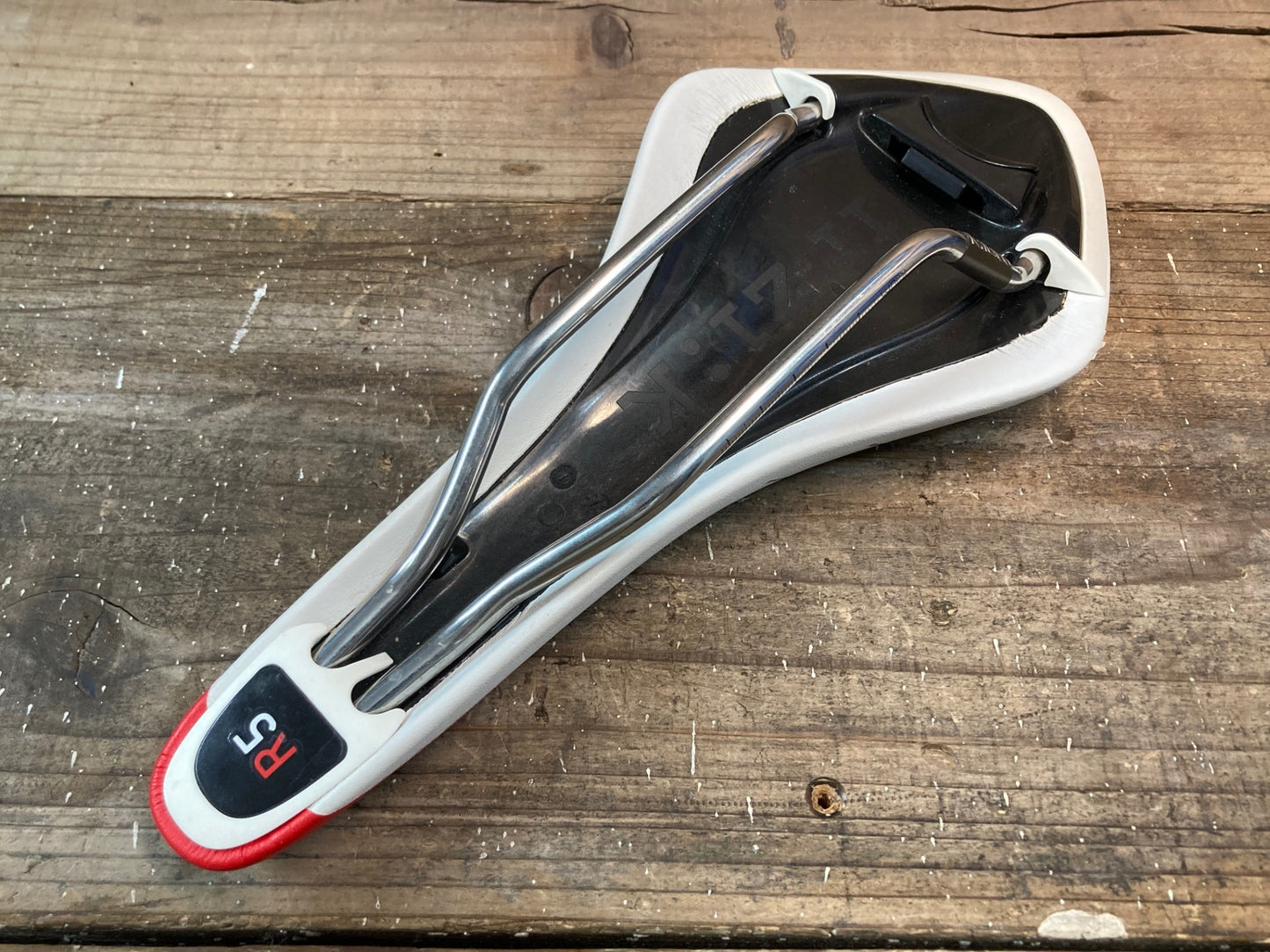 IO859 フィジーク fizik アリオネ ARIONE R5 サドル 白赤 125mm kiumレール