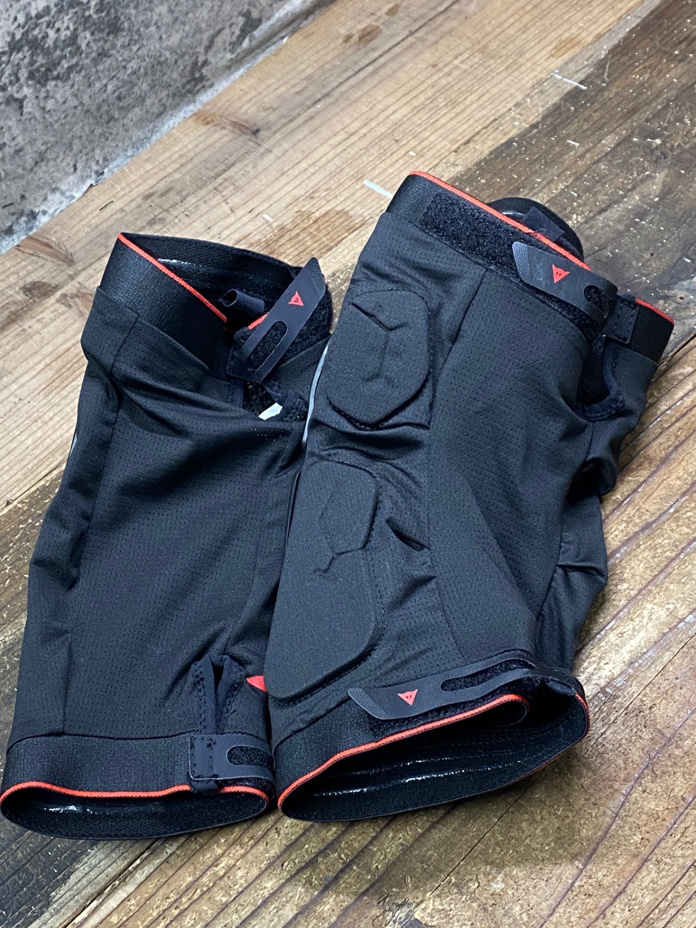 IQ856 ダイネーゼ DAINESE ニープロテクター 黒 L
