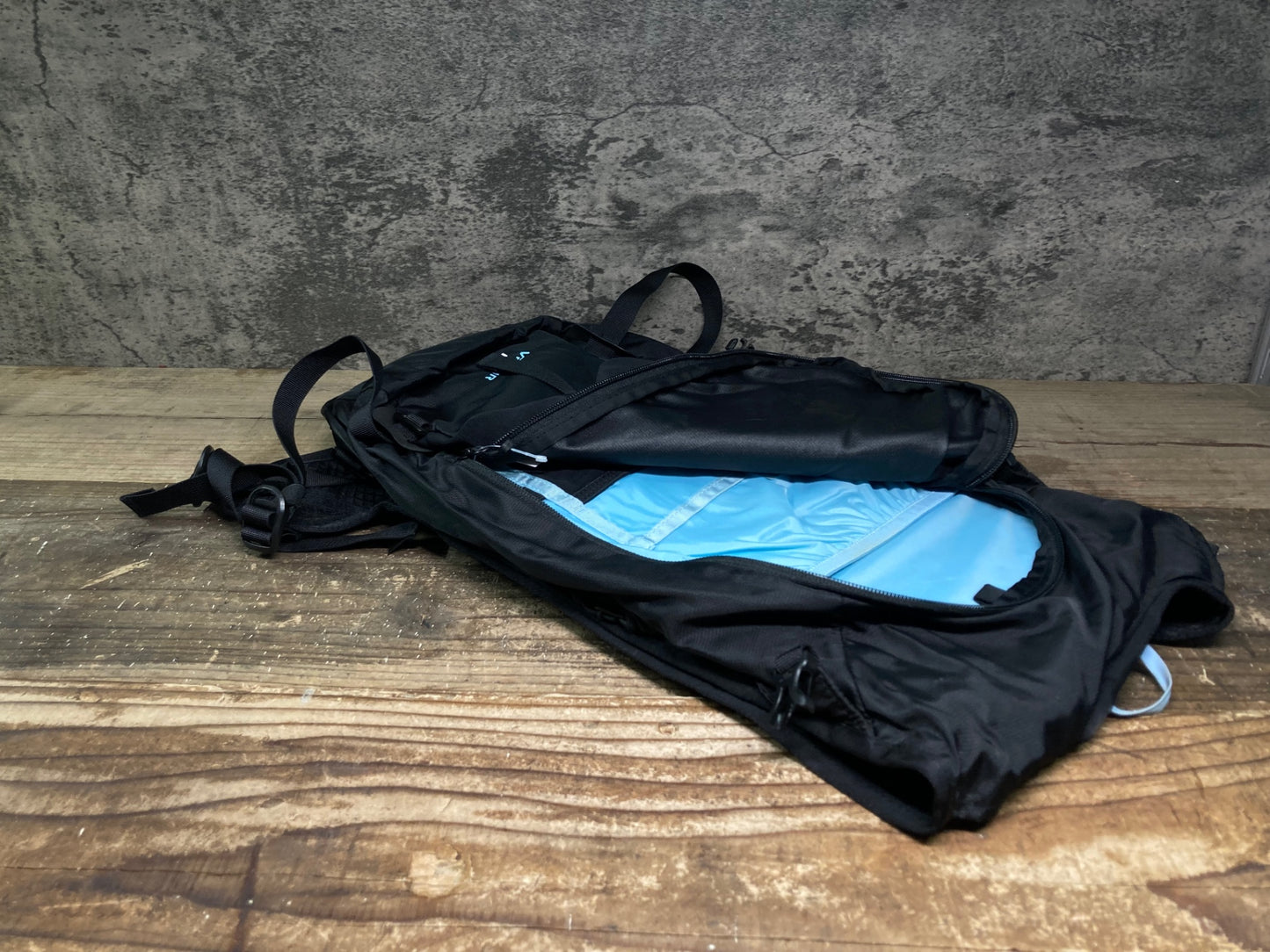 IU083 ポック POC VPD AIR 13L リュック バックパック 黒