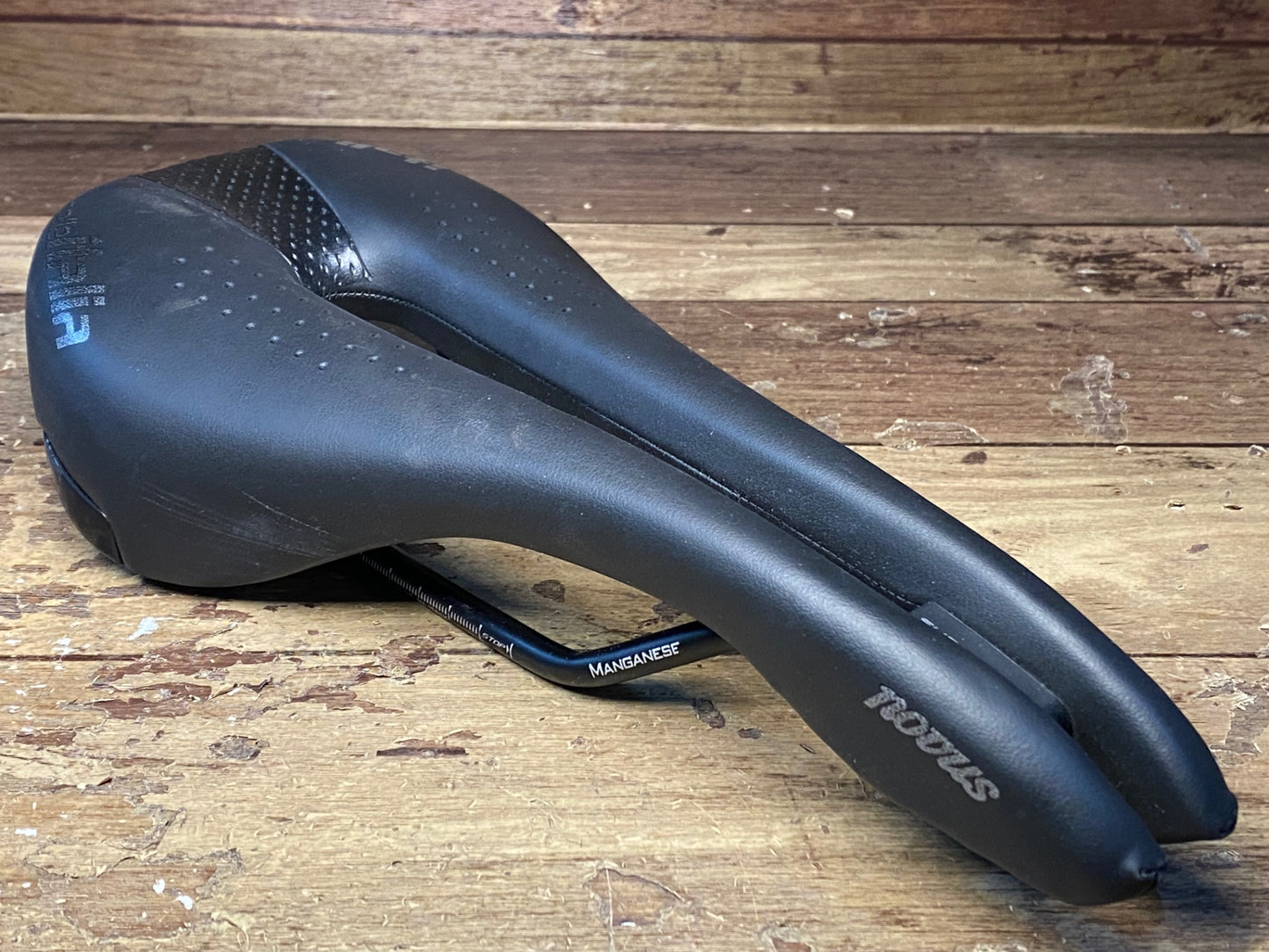 IC547 セライタリア selle italia ノヴァス novus SUPERFLOW サドル 黒 SMALL 134mm MANGANESEレール