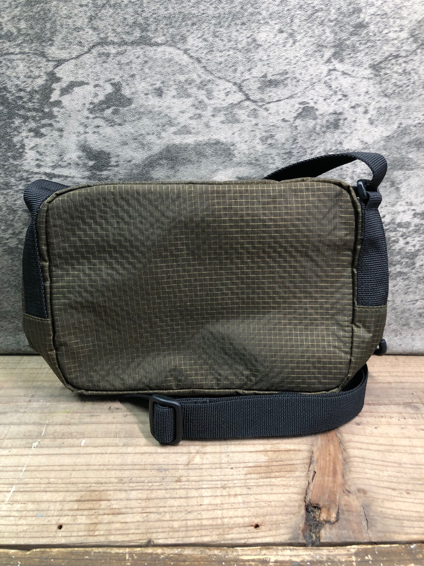 IS268 カペルミュール KAPELMUUR エストポーチ