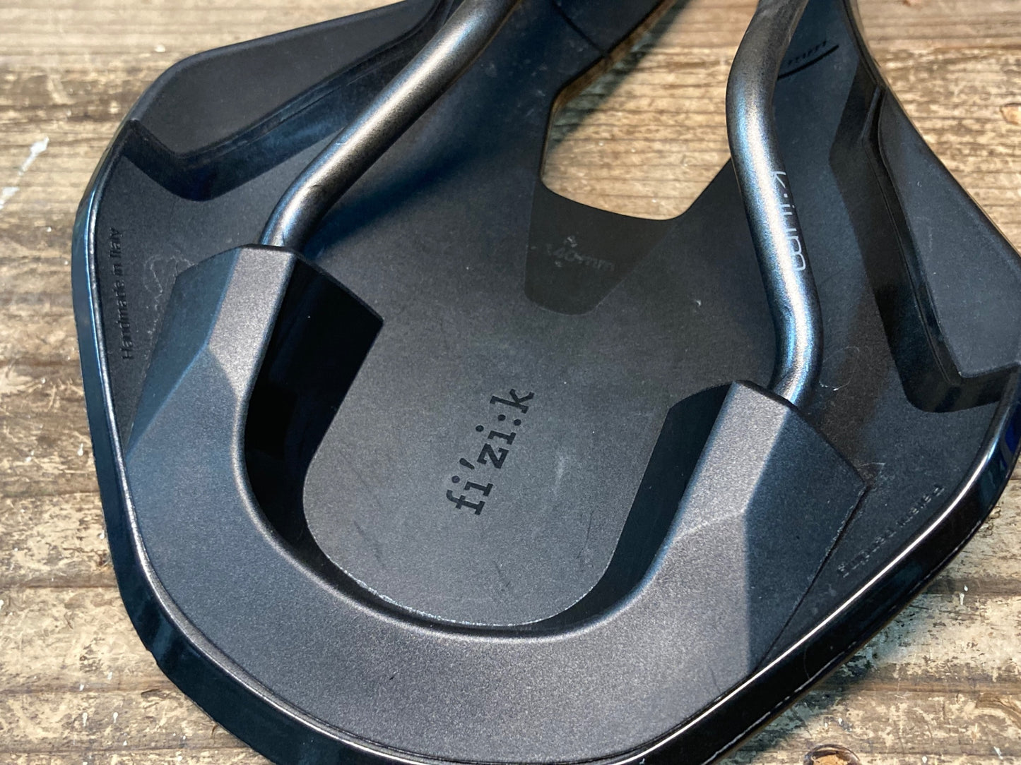 IY466 フィジーク fizik アルゴ ARGO VENTO R3 サドル 140mm kiumレール