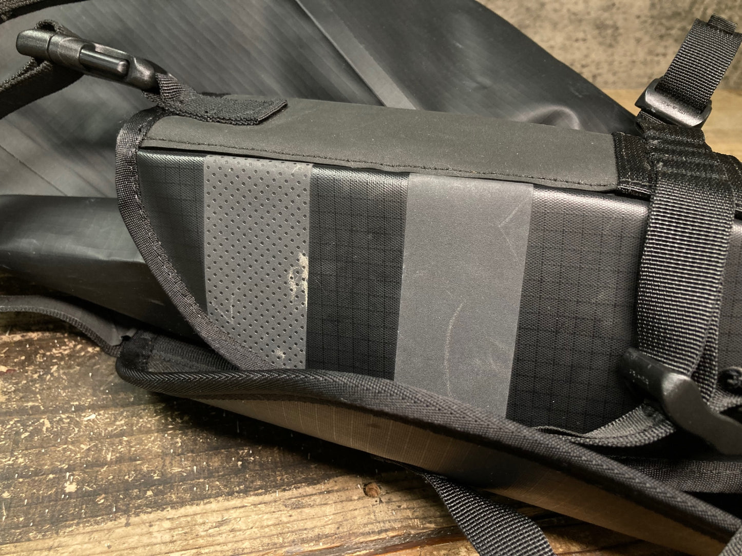 IO192 ラファ Rapha EXPLORE WATERPROOF REAR PACK サドルバッグ 黒 スレ