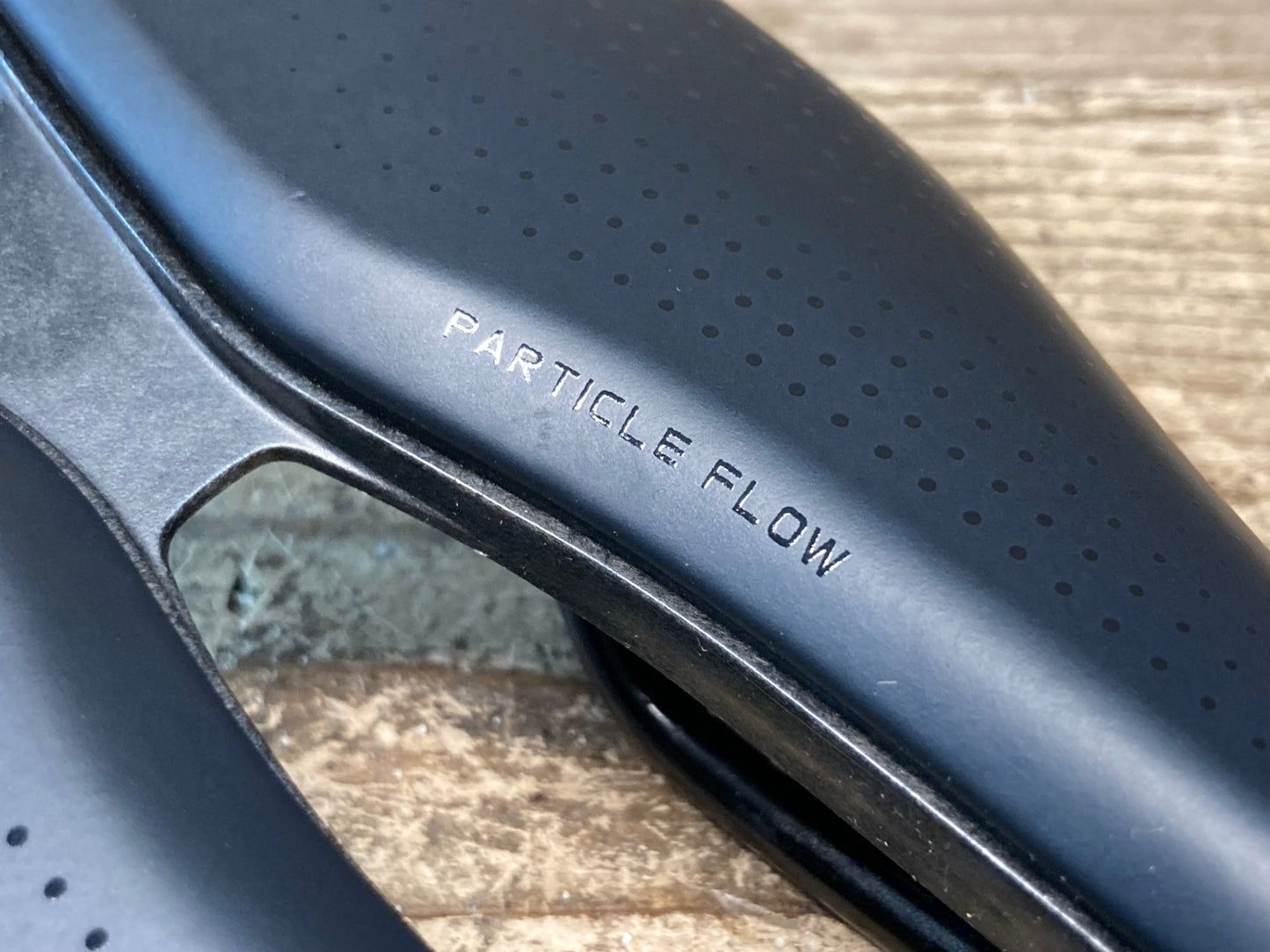 IY771 ジャイアント GIANT FLEET SL PARTICLE FLOW サドル 黒 SSTレール 145mm