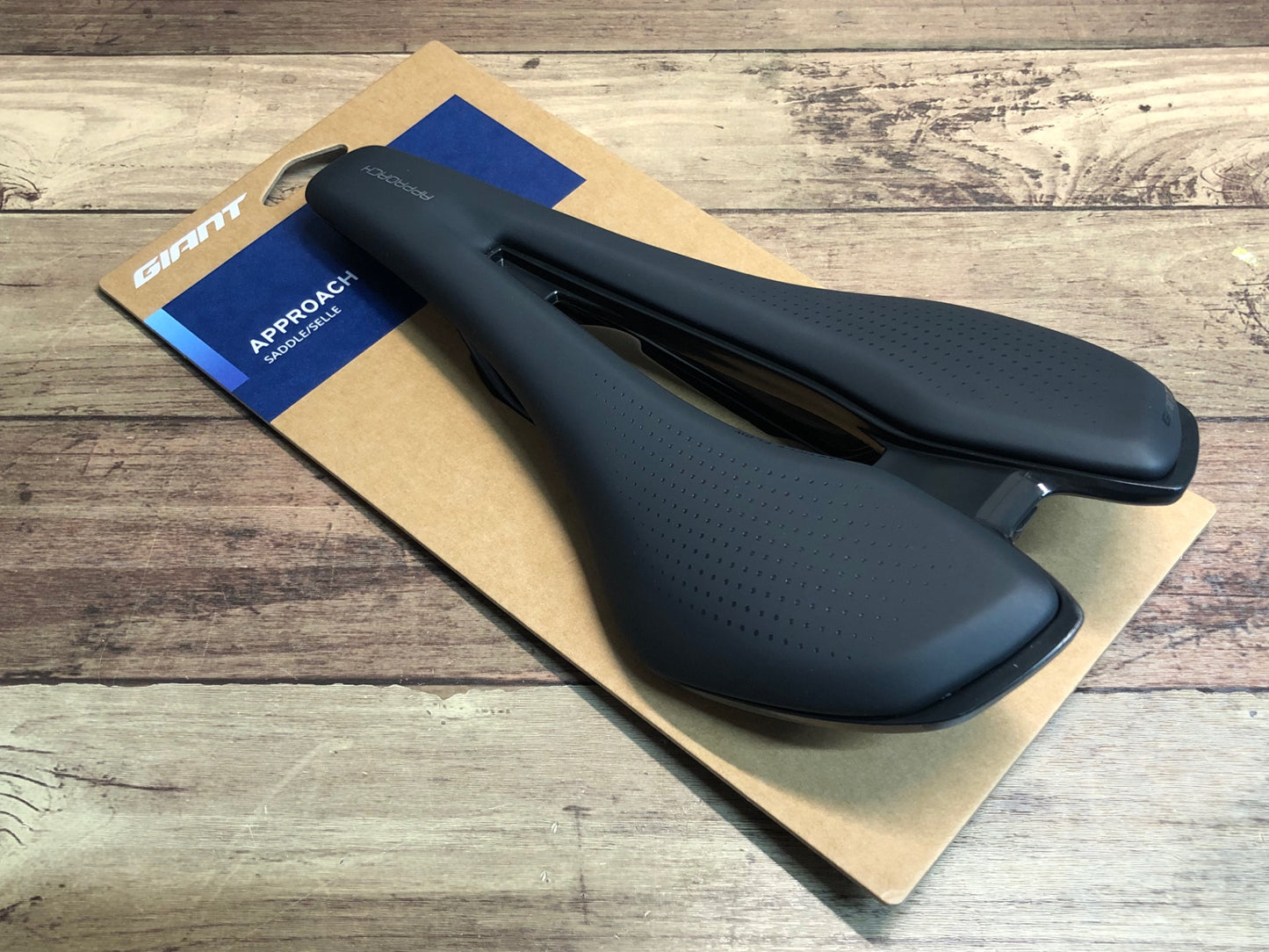 IQ961 ジャイアント GIANT APPROACH サドル 黒 スチールレール