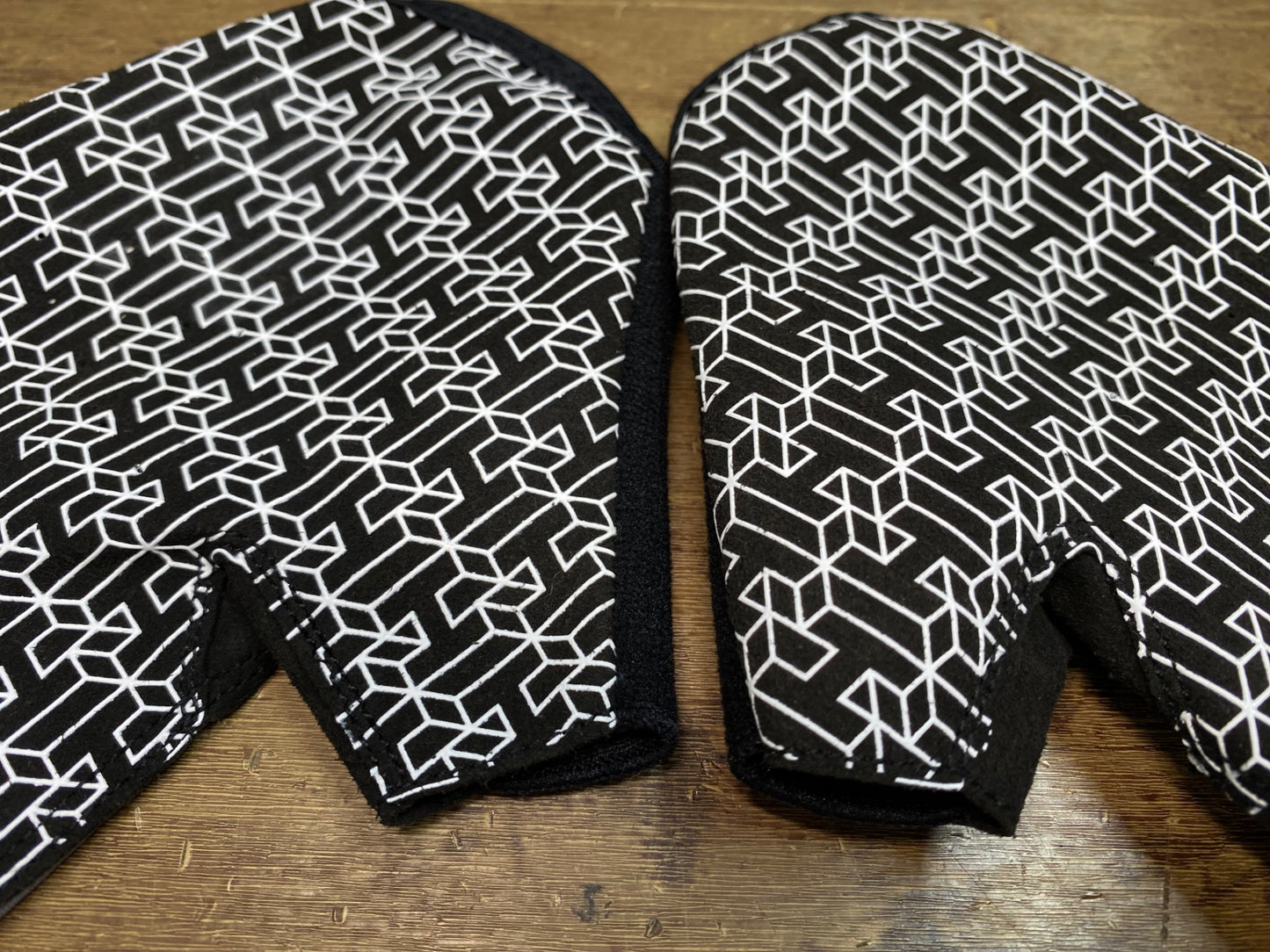 JB093 ハンドスケ HANDSKE 指切り グローブ 黒 黄 総柄 L