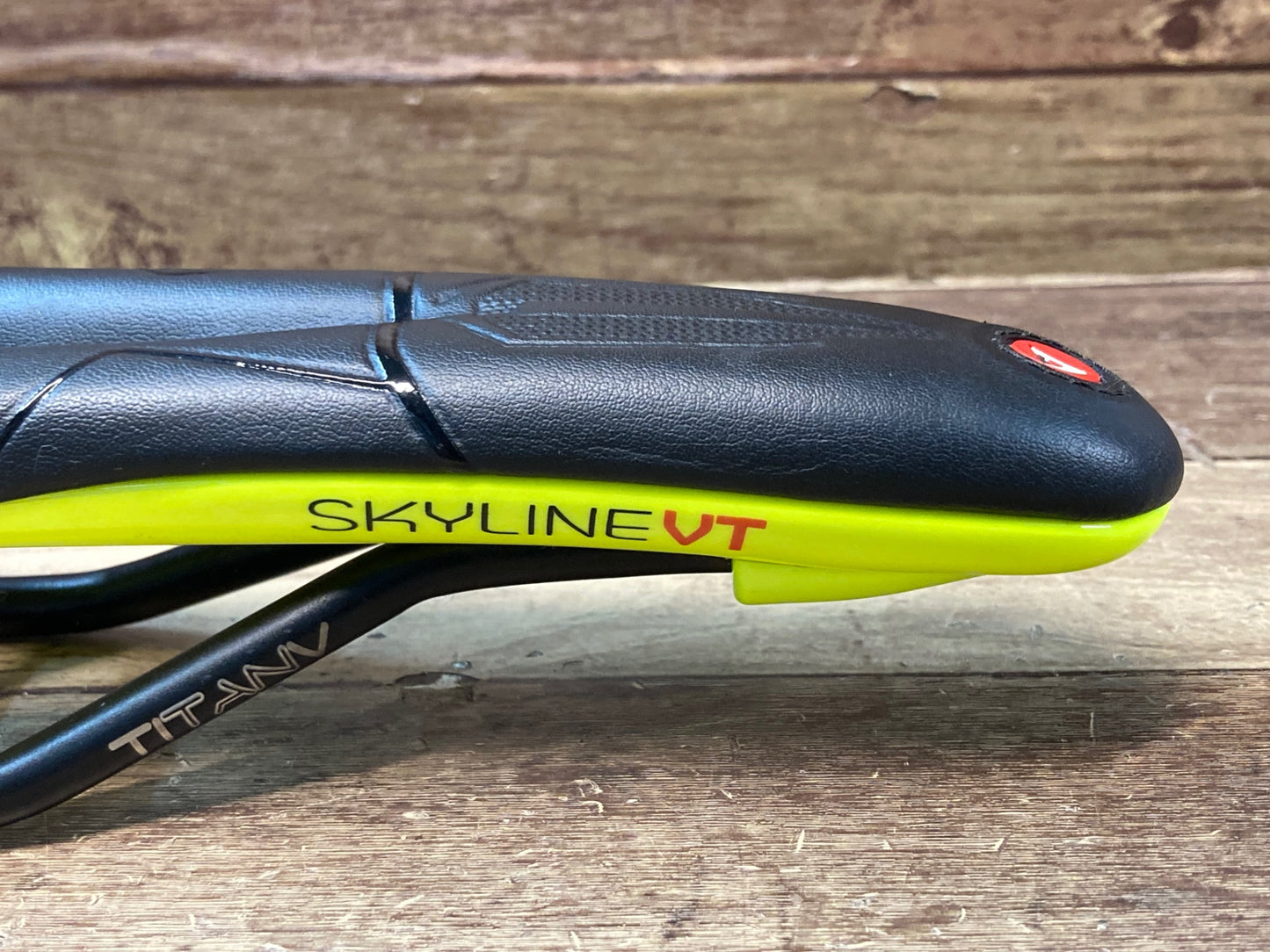 IN062 アスチュート ASTVTE スカイライン SKYLINE VT サドル 黒緑 136mm TITANVレール