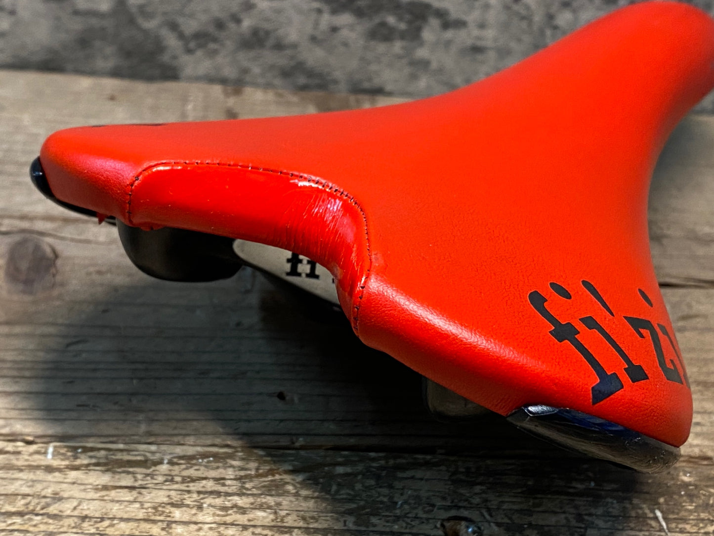 IX717 フィジーク fizik アリアンテ ALiANTEγ サドル 赤 kiumレール 140mm