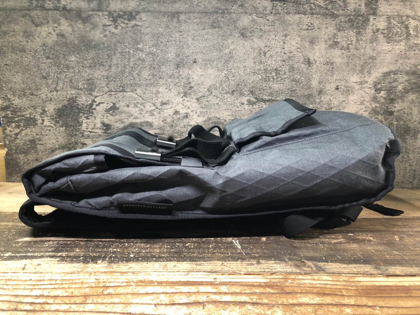 IZ201 ミッションワークショップ Mission Workshop Fitzroy AP リュックサック バックパック グレー 黄ばみ