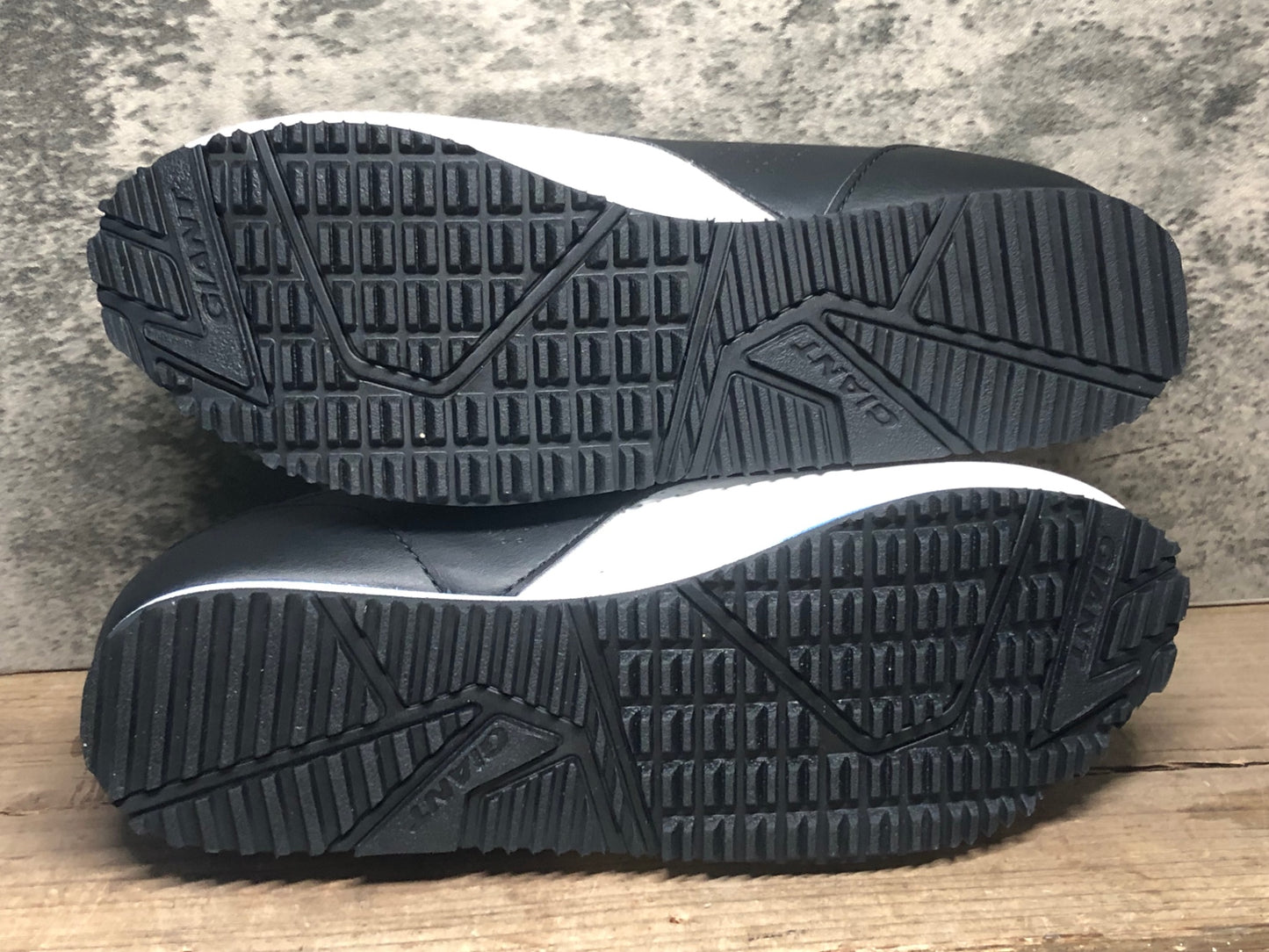 IV978 ジャイアント GIANT PRIME 2018 フラットシューズ 白黒 EU41