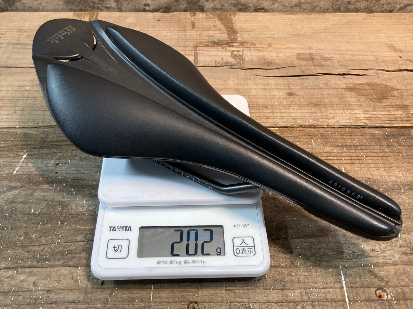 IO858 フィジーク fizik アリオネ ARIONE R3 ヴァーサス VERSUS evo サドル 黒 REGULAR 128mm kiumレール