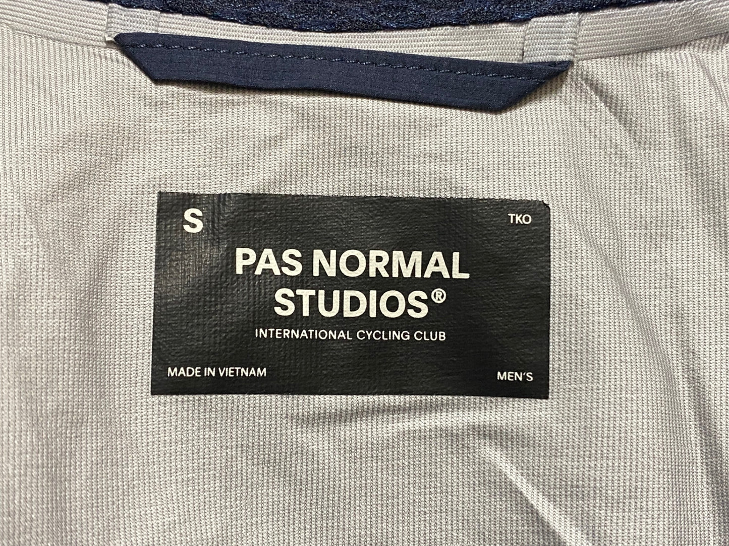 IV049 パスノーマルスタジオ PAS NORMAL STUDIOS T.K.O. Rain Gilet - Atmosphere レイン ジレ 紺 S