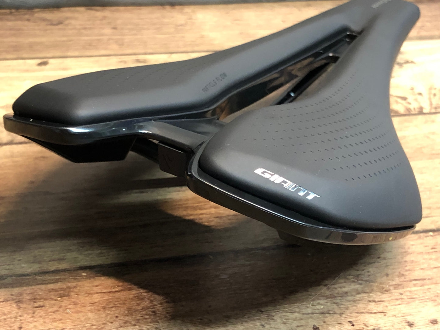 IQ961 ジャイアント GIANT APPROACH サドル 黒 スチールレール