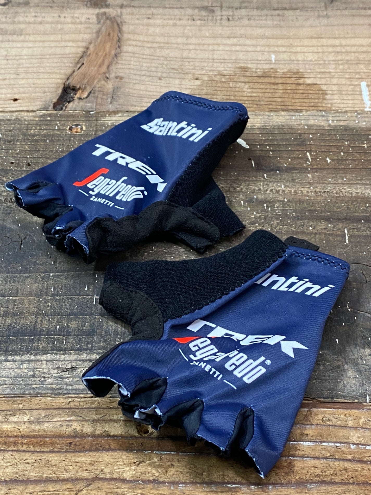 IQ435 サンティーニ Santini グローブ ネイビー S TREK Segafredo