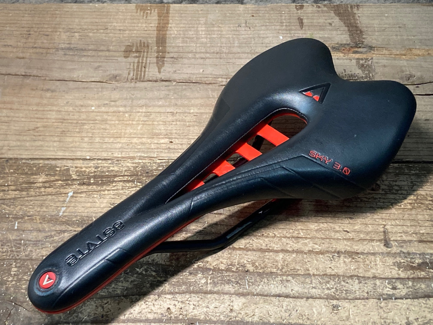 IY963 アスチュート ASTVTE SKY3.0 サドル 黒 TITANVレール