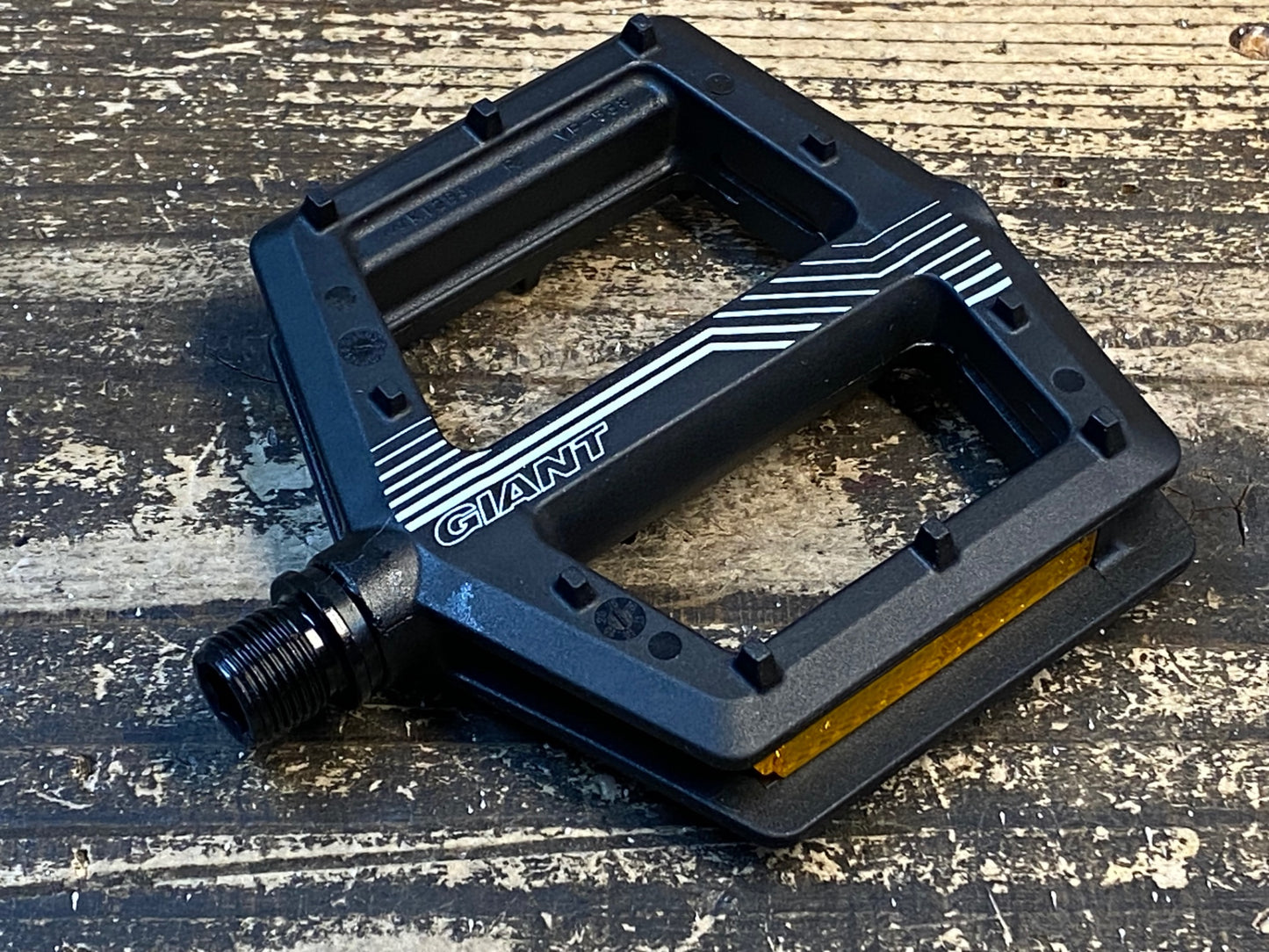 IV845 ジャイアント GIANT SHREDDER FLAT PEDAL フラットペダル 黒