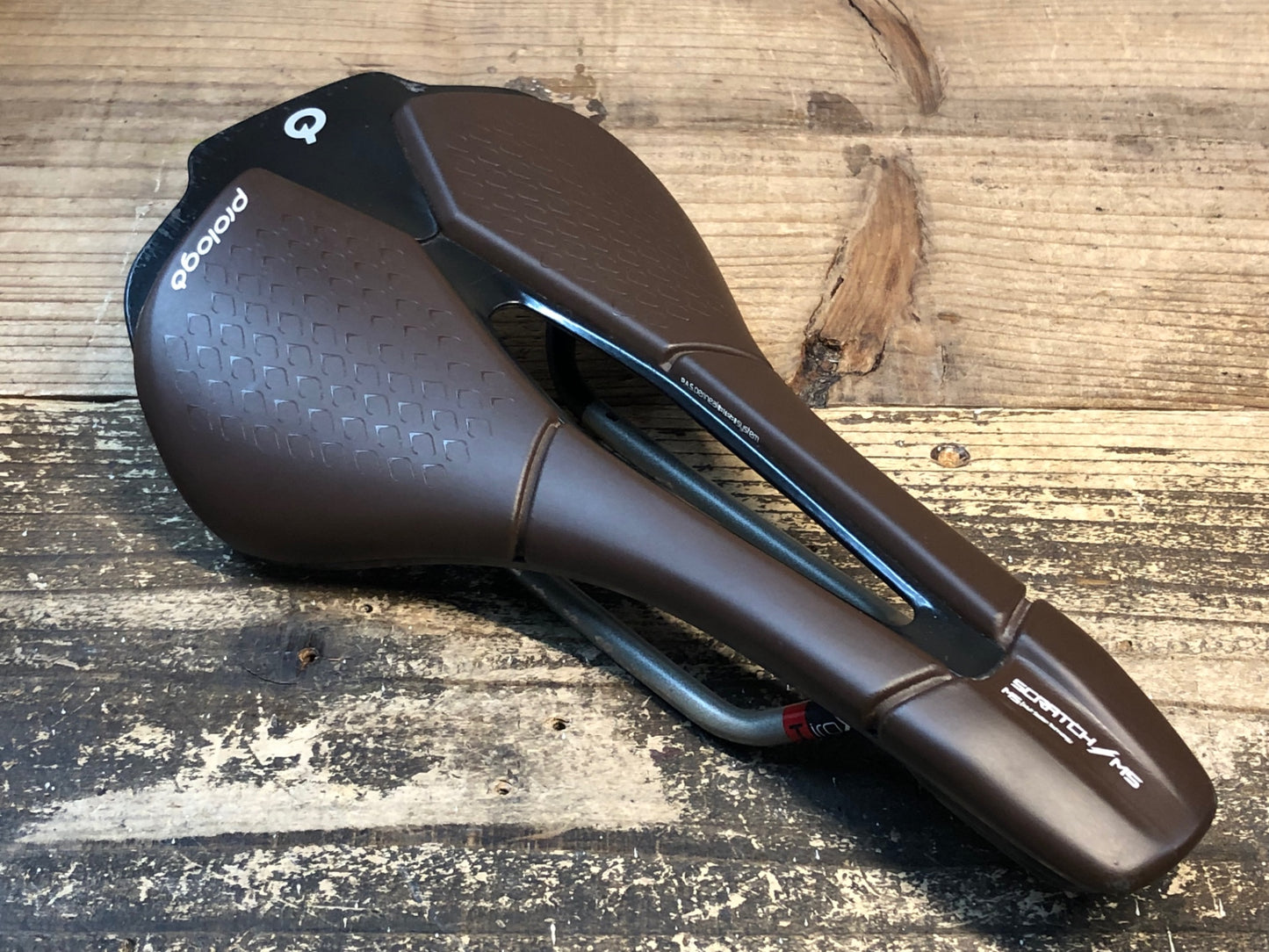 JC142 プロロゴ PROLOGO スクラッチ SCRATCH MS サドル 茶 TiroXレール