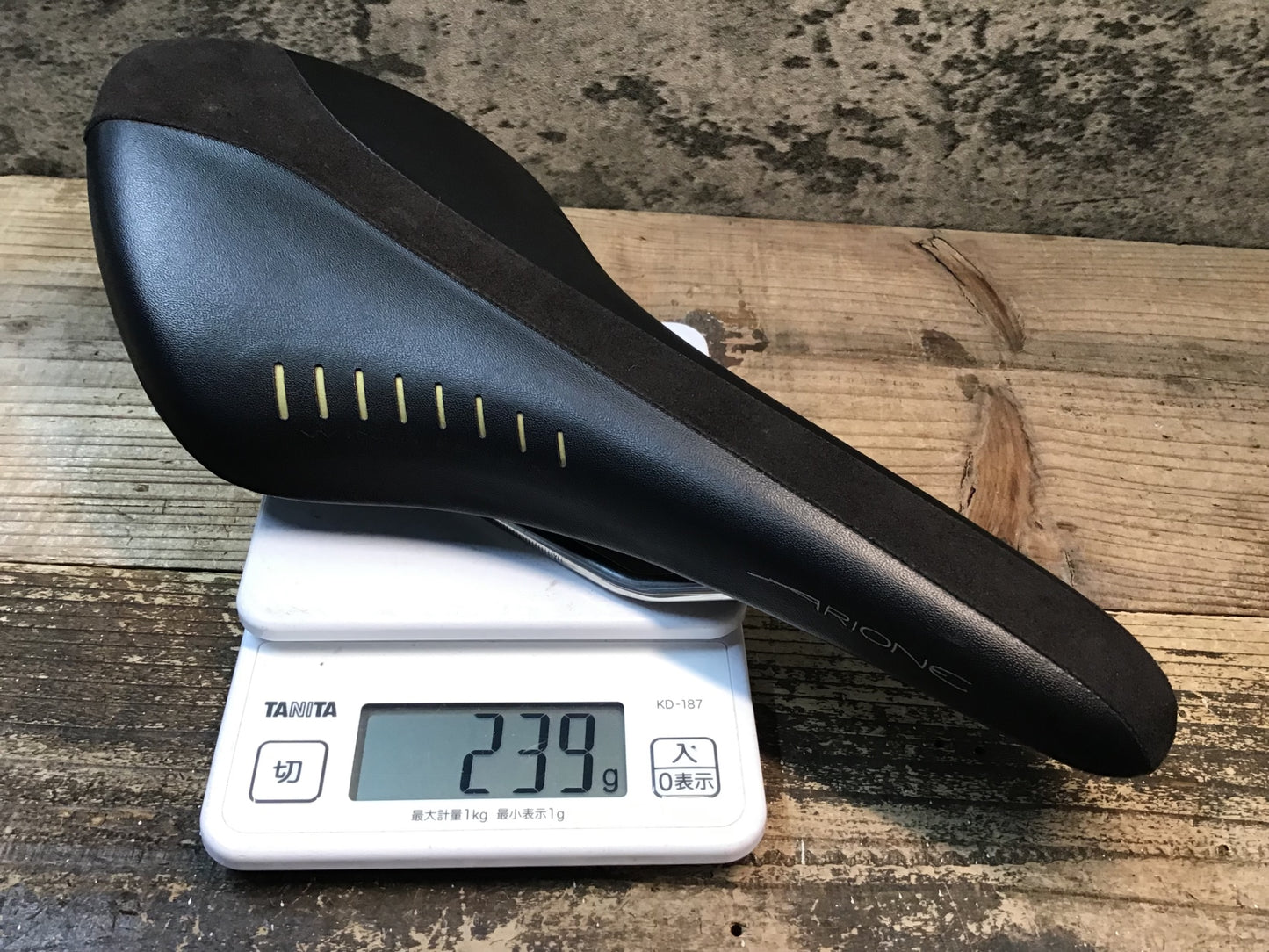 JB239 フィジーク fizik アリオネ ARIONE WING FLEX サドル 黒 135mm kiumレール