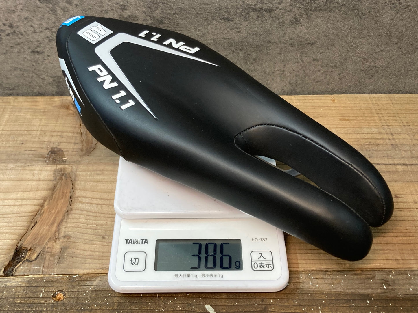 IN425 ISM PN1.1 サドル ブラック