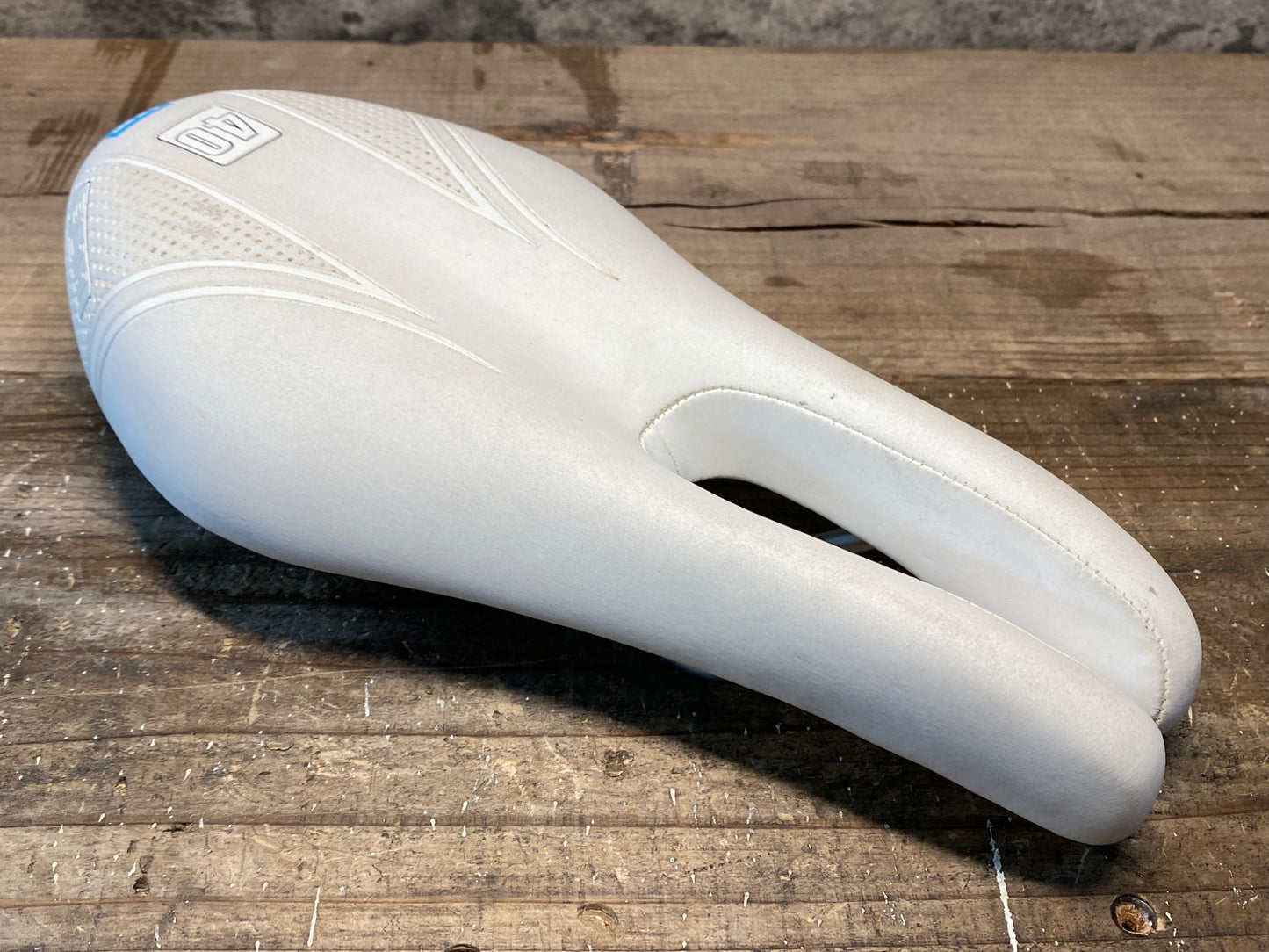 IN208 ISM PL1.1 40 サドル CR-MOレール 白