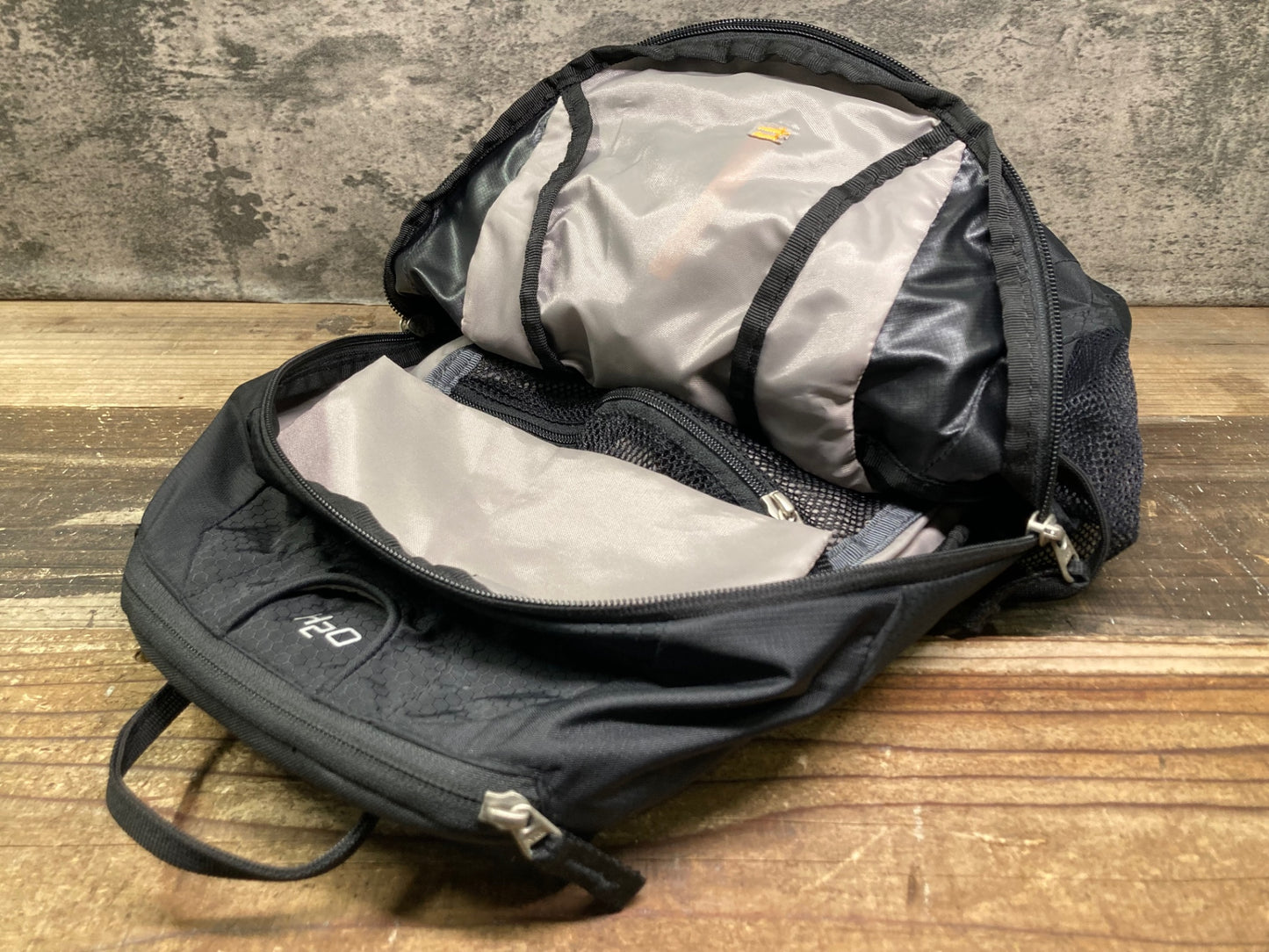 IU709 ドイター deuter レースX RACE X バックパック リュック 12L 黒 ほこり汚れ