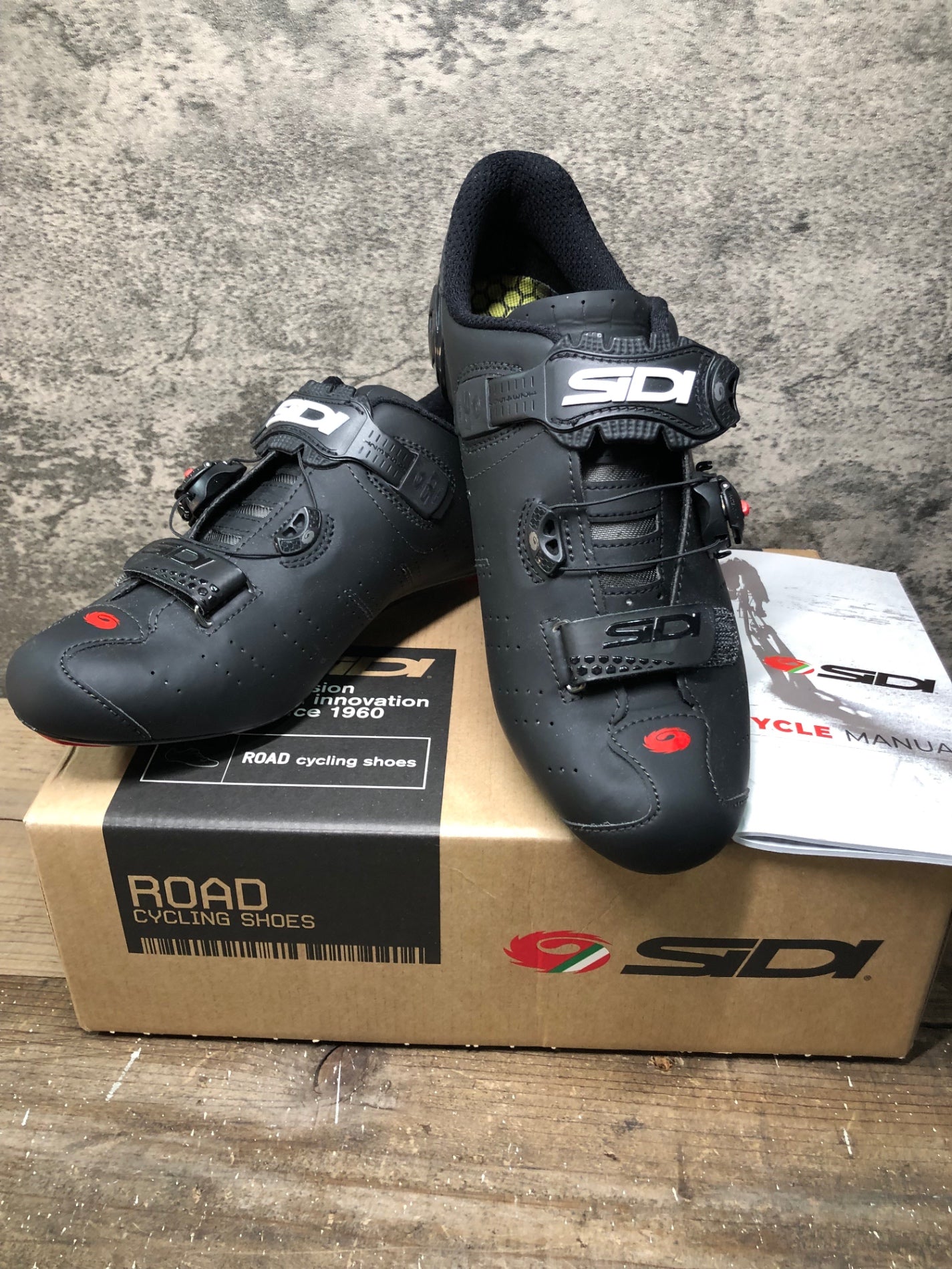 ネットオフ 送料得店  フィジーク ビンディングシューズ （フィジーク Fizik R5 BOA ウェア