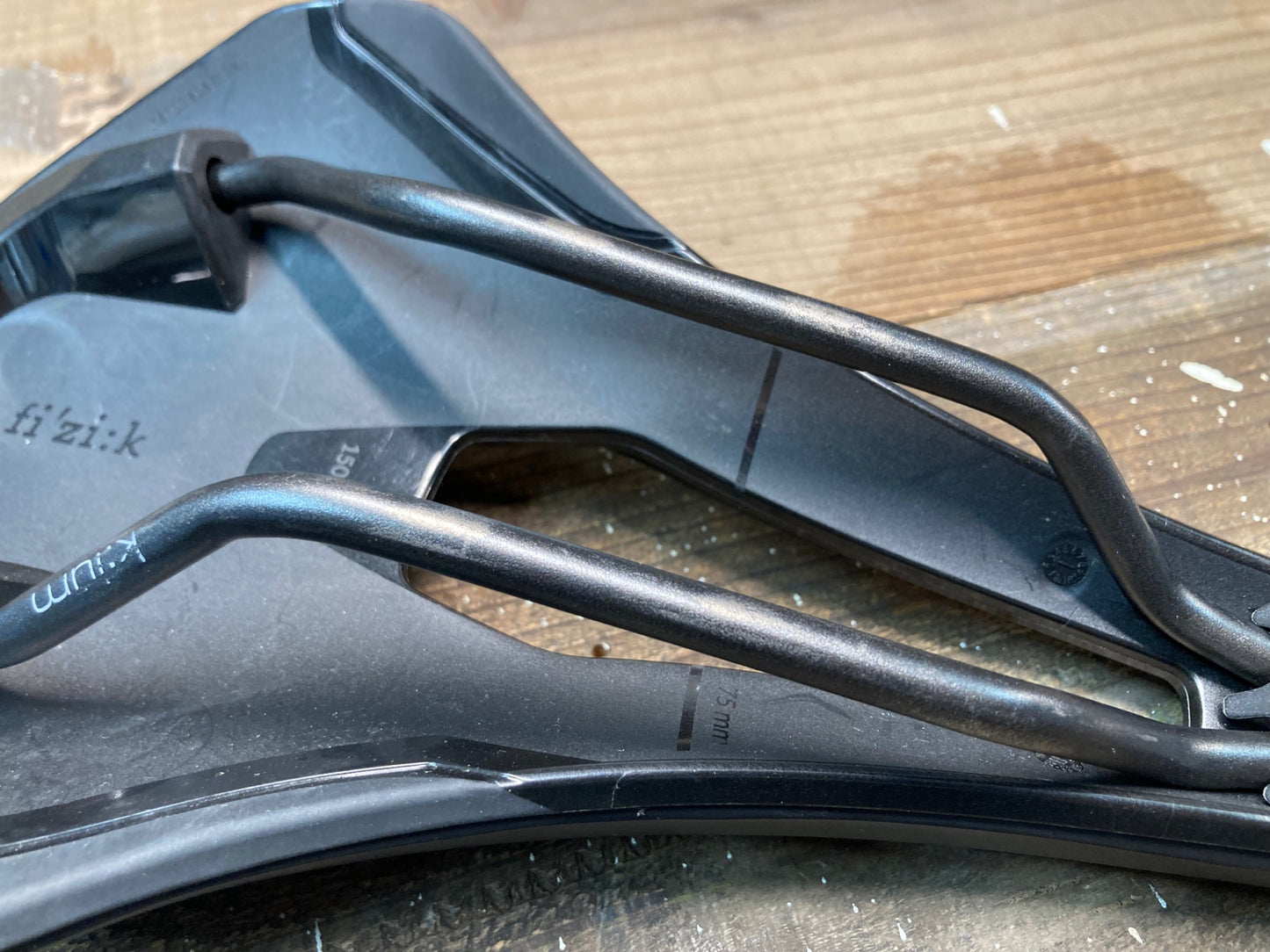 IN892 フィジーク fizik TEMPO ARGO R3 サドル 黒 150mm kiumレール