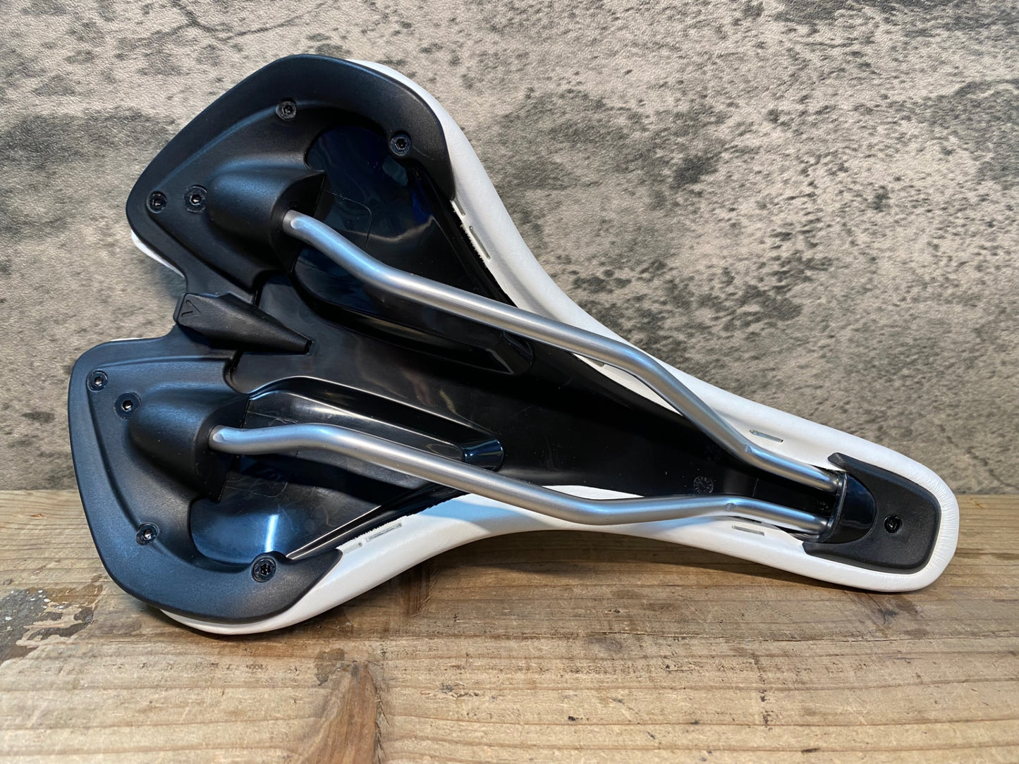 IW002 ジャイアント GIANT CONNECT COMFORT SADDLE サドル 白 クロモリ