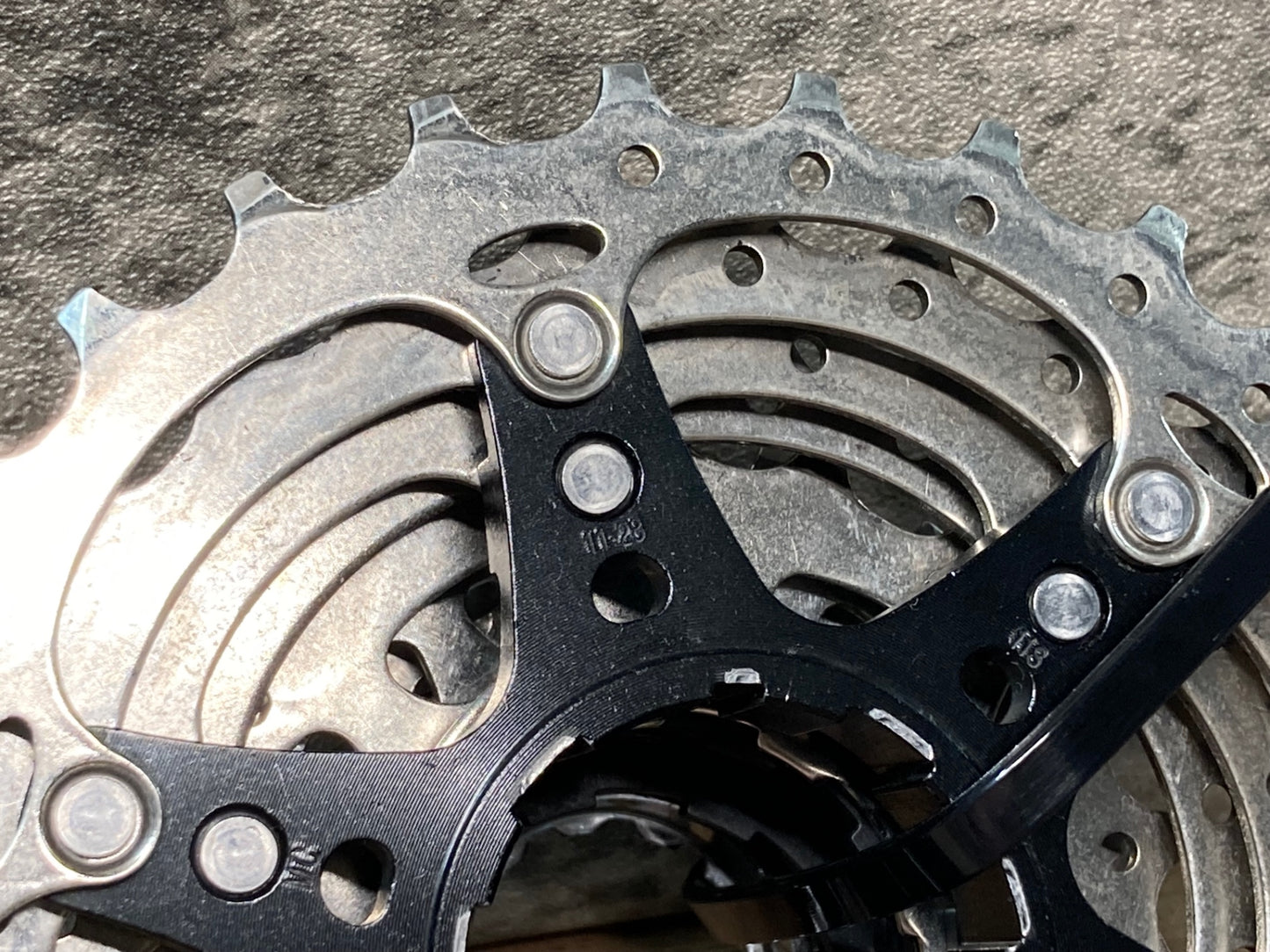 IP284 シマノ SHIMANO 105 CS-5800 スプロケット 11-28T 11S ※マーカー痕