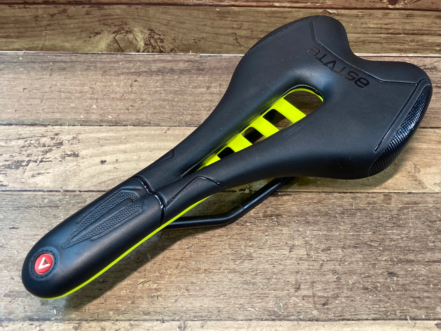 IN062 アスチュート ASTVTE スカイライン SKYLINE VT サドル 黒緑 136mm TITANVレール