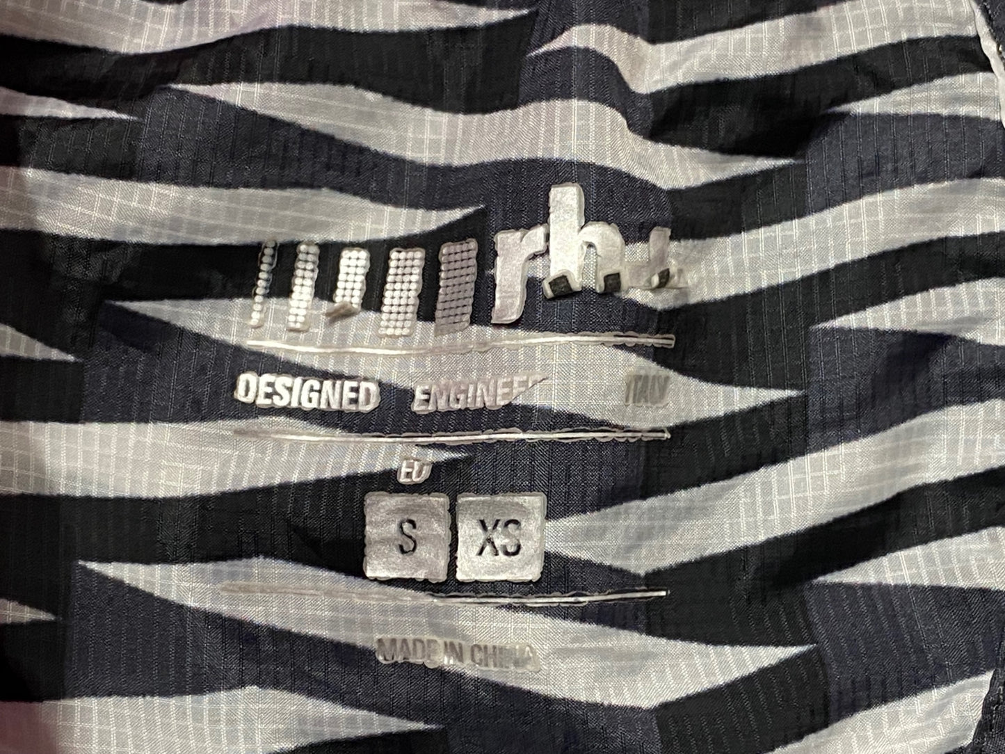 IT069 rh+ 長袖 ウィンドブレーカー 黒 白 S