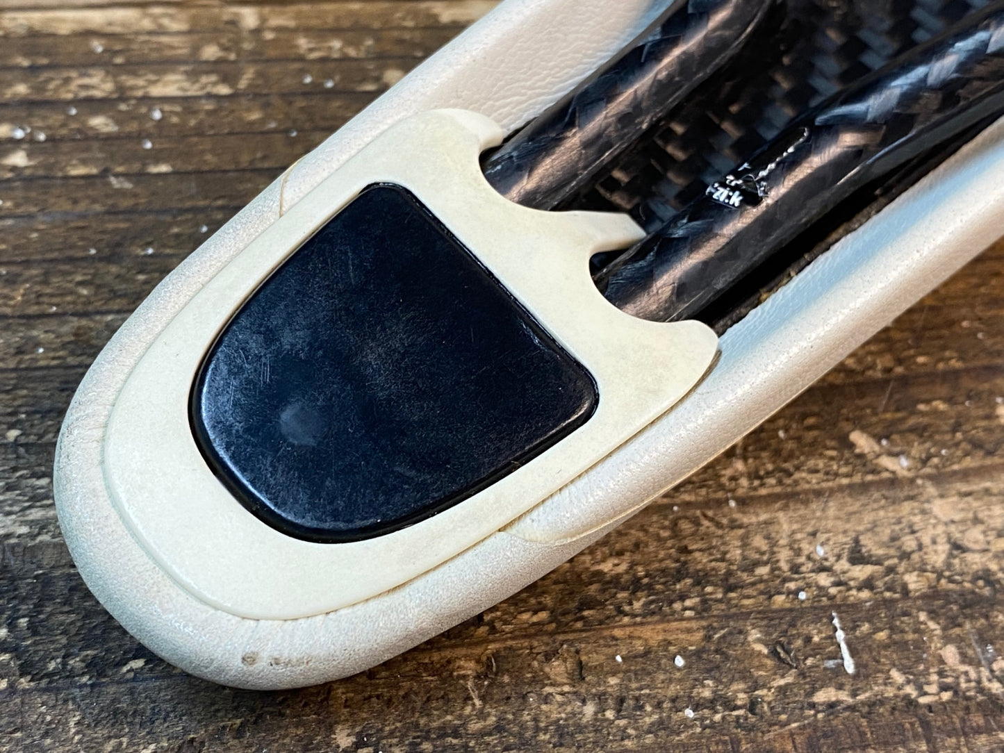 IZ367 フィジーク Fizik アリオネ ARIONE R1 カーボンレール サドル ホワイト