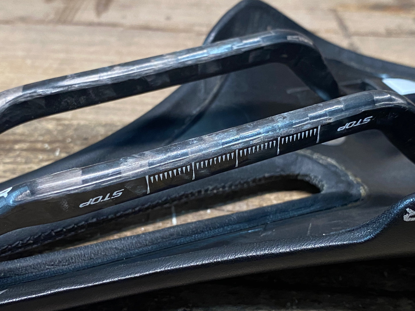 IW283 セライタリア Selle ITALIA SLR KIT CARBONIO FLOW サドル 132mm カーボン