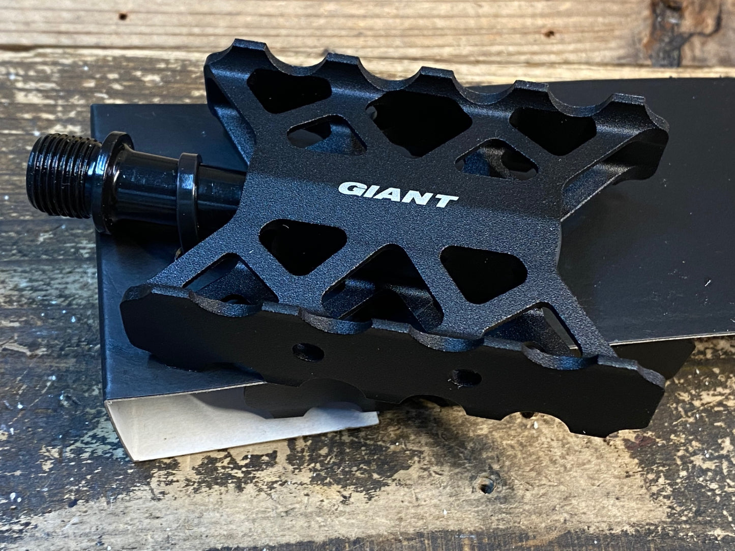 IV842 ジャイアント GIANT ULTRA LIGHT PEDAL フラットペダル 黒