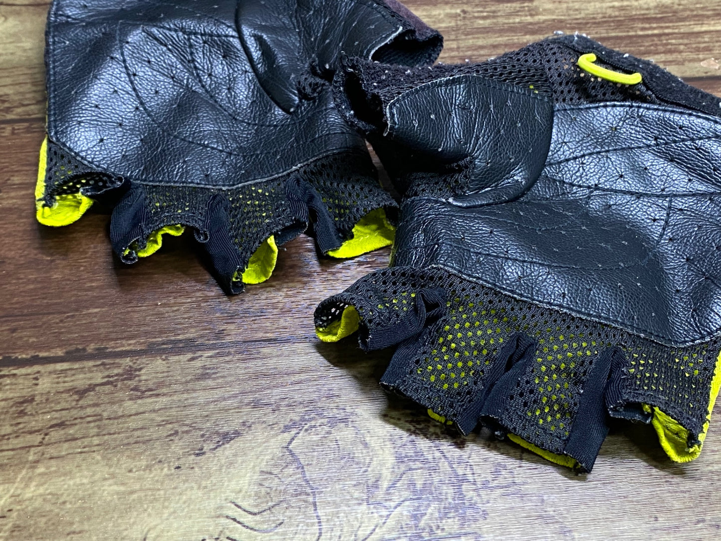 IO702 ラファ Rapha 指切り グローブ 黒 黄 ※サイズ不明、毛玉