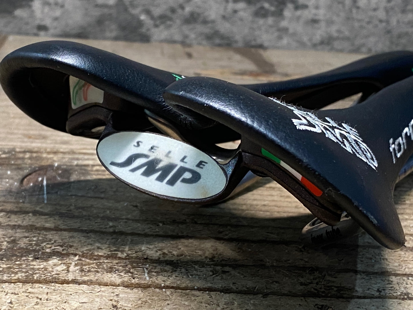 IZ945 SELLE SMP フォーマ FORMA サドル ステンレスレール 黒 表皮傷