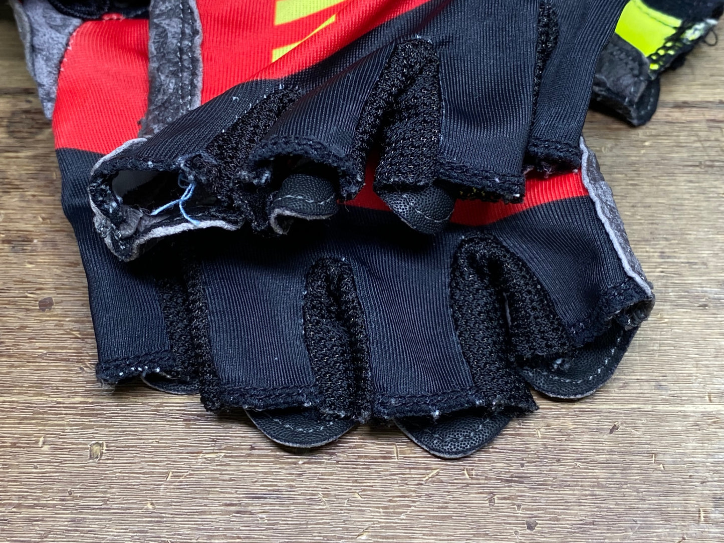 IZ541 パールイズミ PEARL iZUMi 指切り グローブ 黒 黄 L