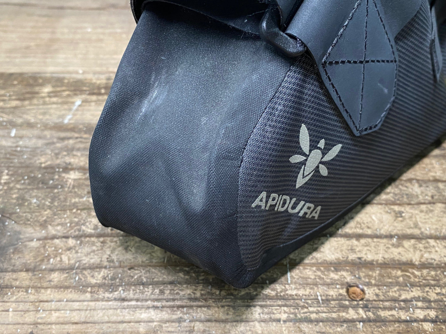 IS922 アピデュラ APIDURA EXPEDITION サドルバッグ グレー 黒 9L ※汚れ