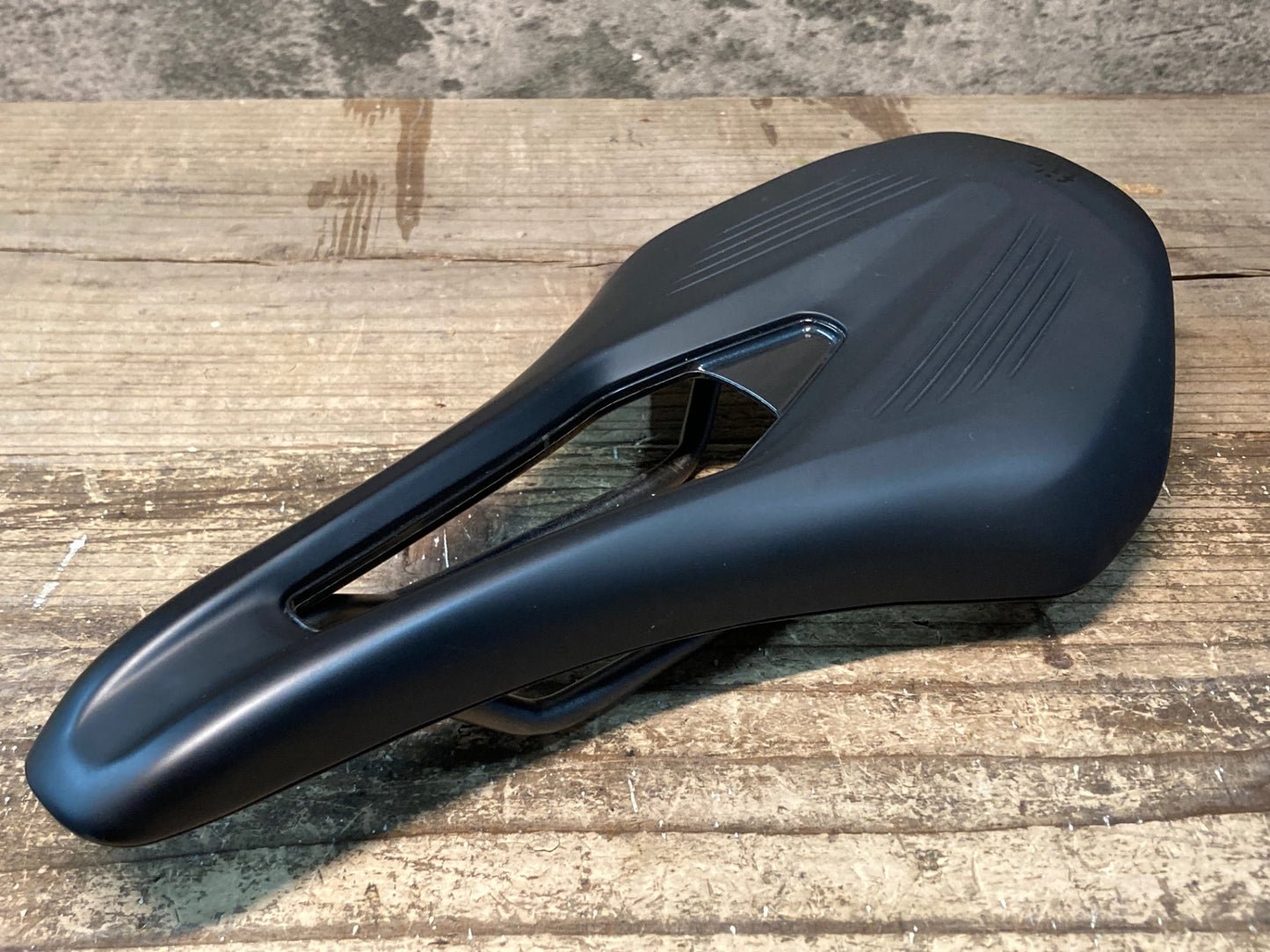 IY466 フィジーク fizik アルゴ ARGO VENTO R3 サドル 140mm kiumレール