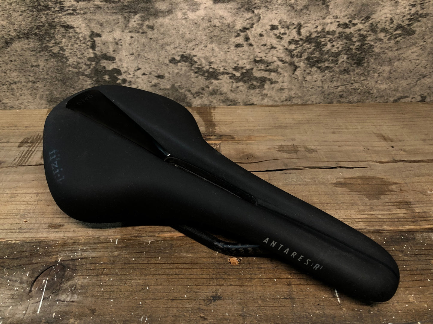 IN481 フィジーク fizik アンタレス ANTARES R1 OPEN CARBON BRAIDED サドル 140mm