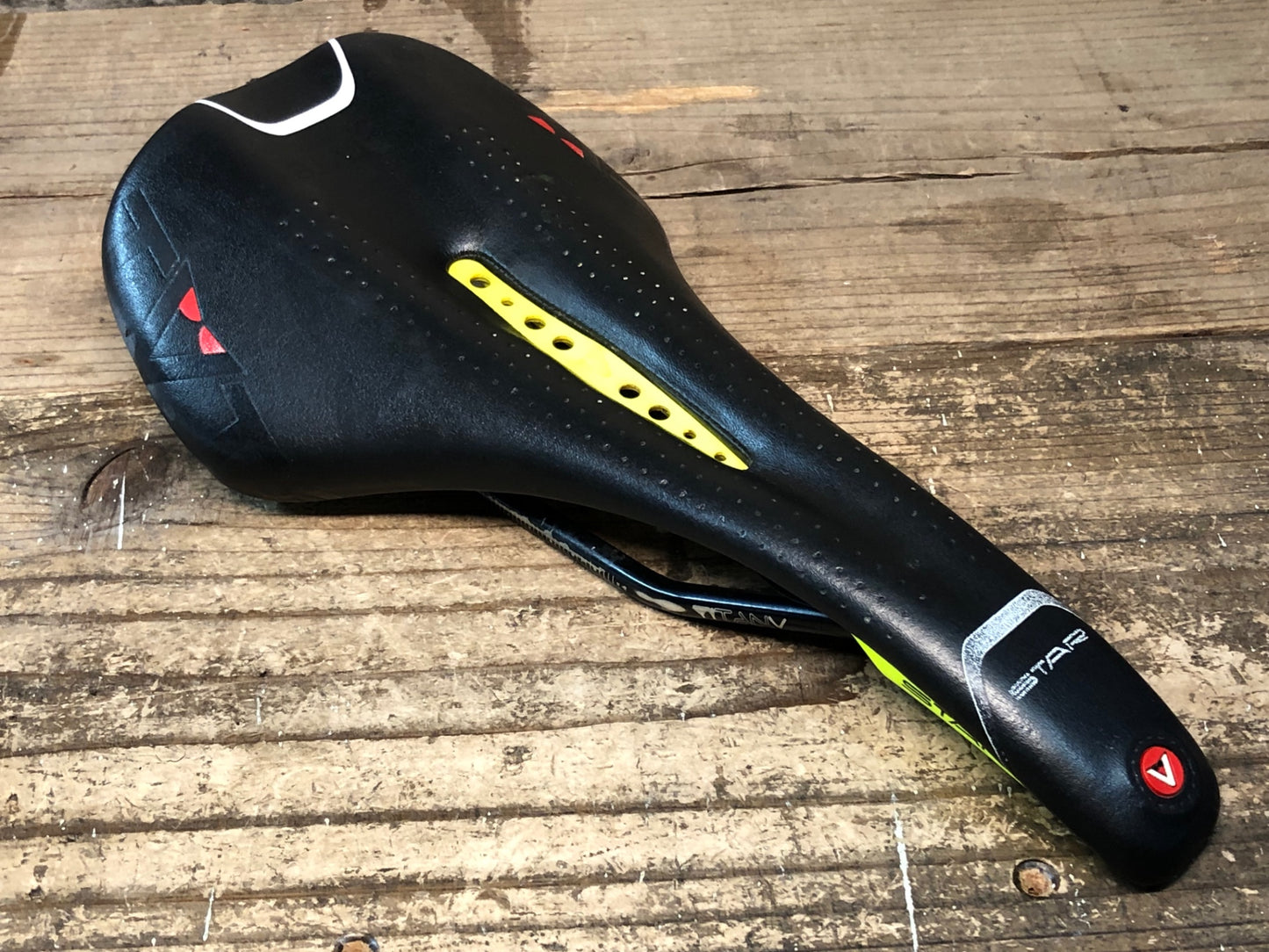 JA427 アスチュート ASTVTE STAR サドル 黒 黄 TITANVレール