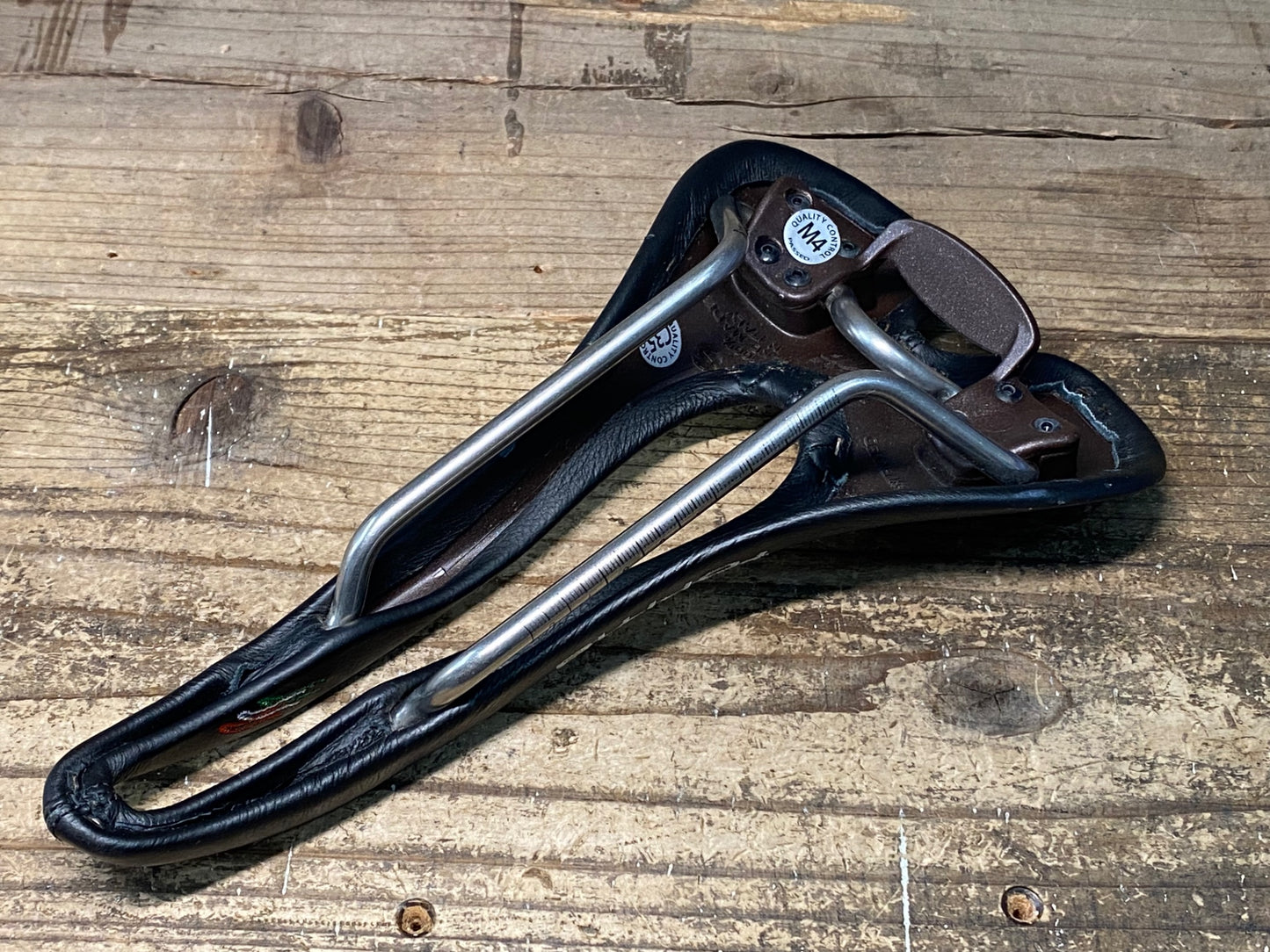 IZ945 SELLE SMP フォーマ FORMA サドル ステンレスレール 黒 表皮傷