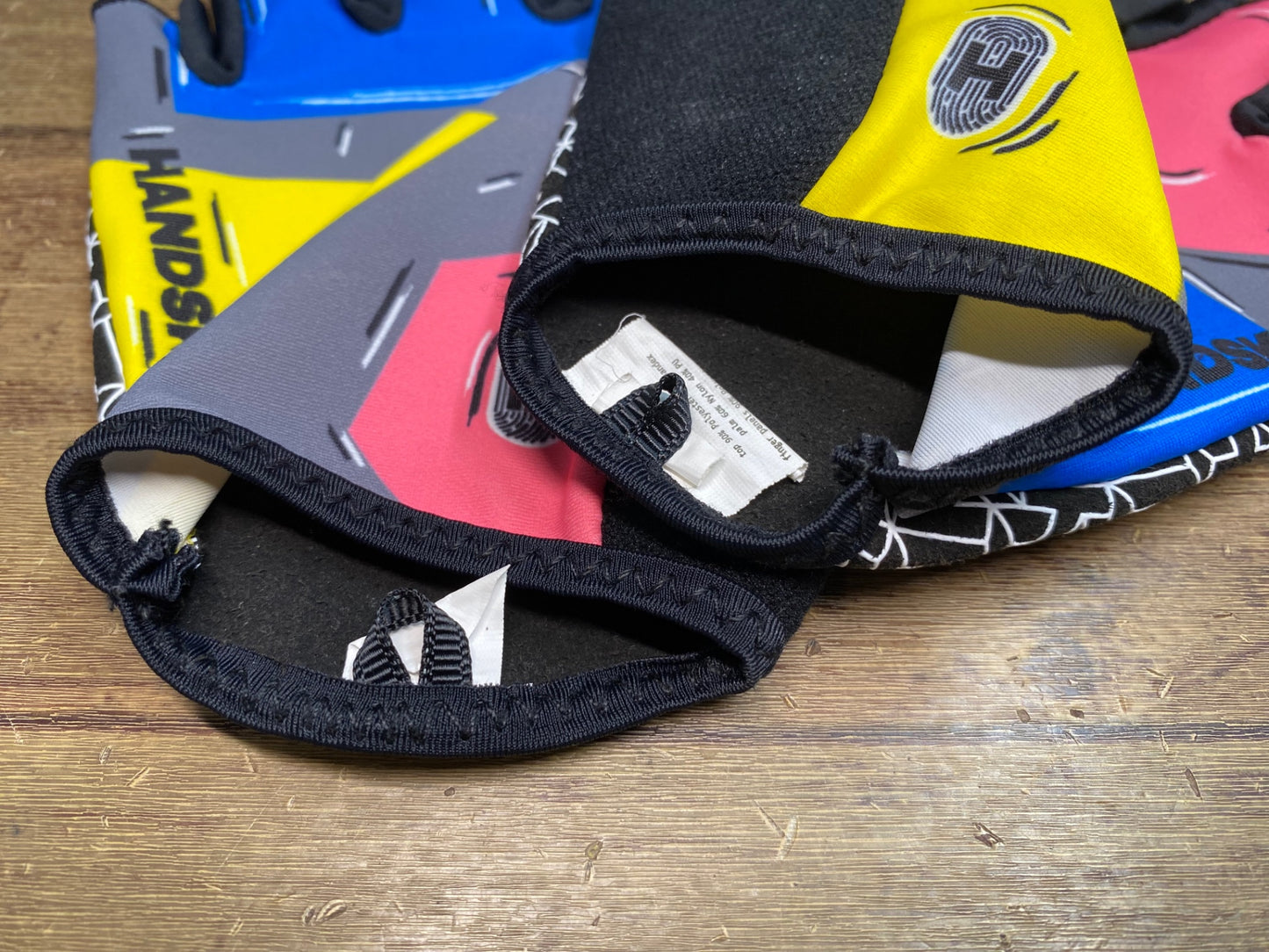 JB093 ハンドスケ HANDSKE 指切り グローブ 黒 黄 総柄 L