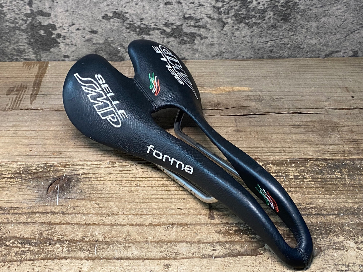 IZ945 SELLE SMP フォーマ FORMA サドル ステンレスレール 黒 表皮傷