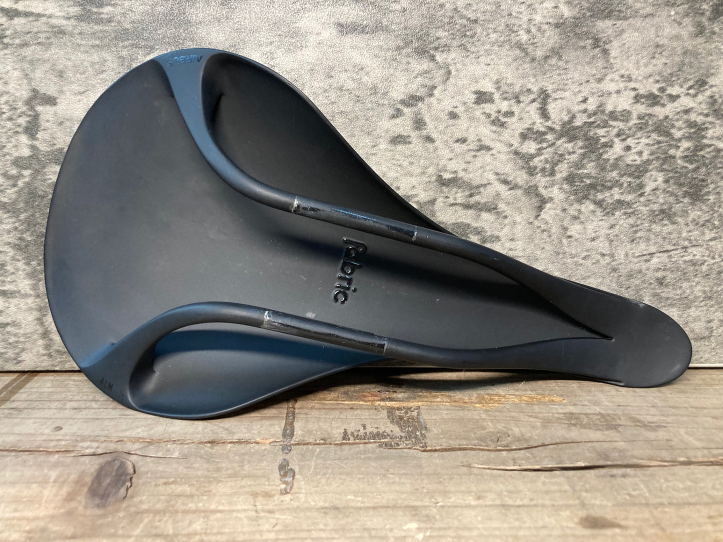 IT157 ファブリック FABRIC ALM ULTIMATE SHALLOW カーボンレール サドル