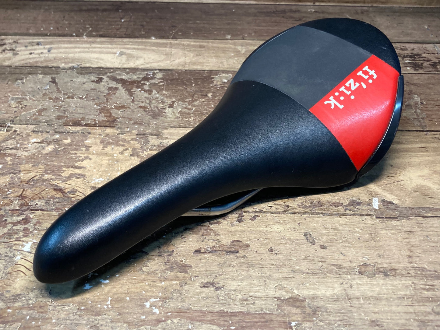 IK754 フィジーク fizik アリアンテ ALIANTE R3 サドル 黒 赤 kium