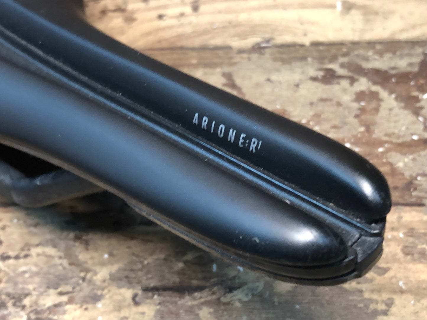 II002 フィジーク fizik アリオネ ARIONE R1 VERSUS EVO サドル 黒 BRAIDED カーボンレール