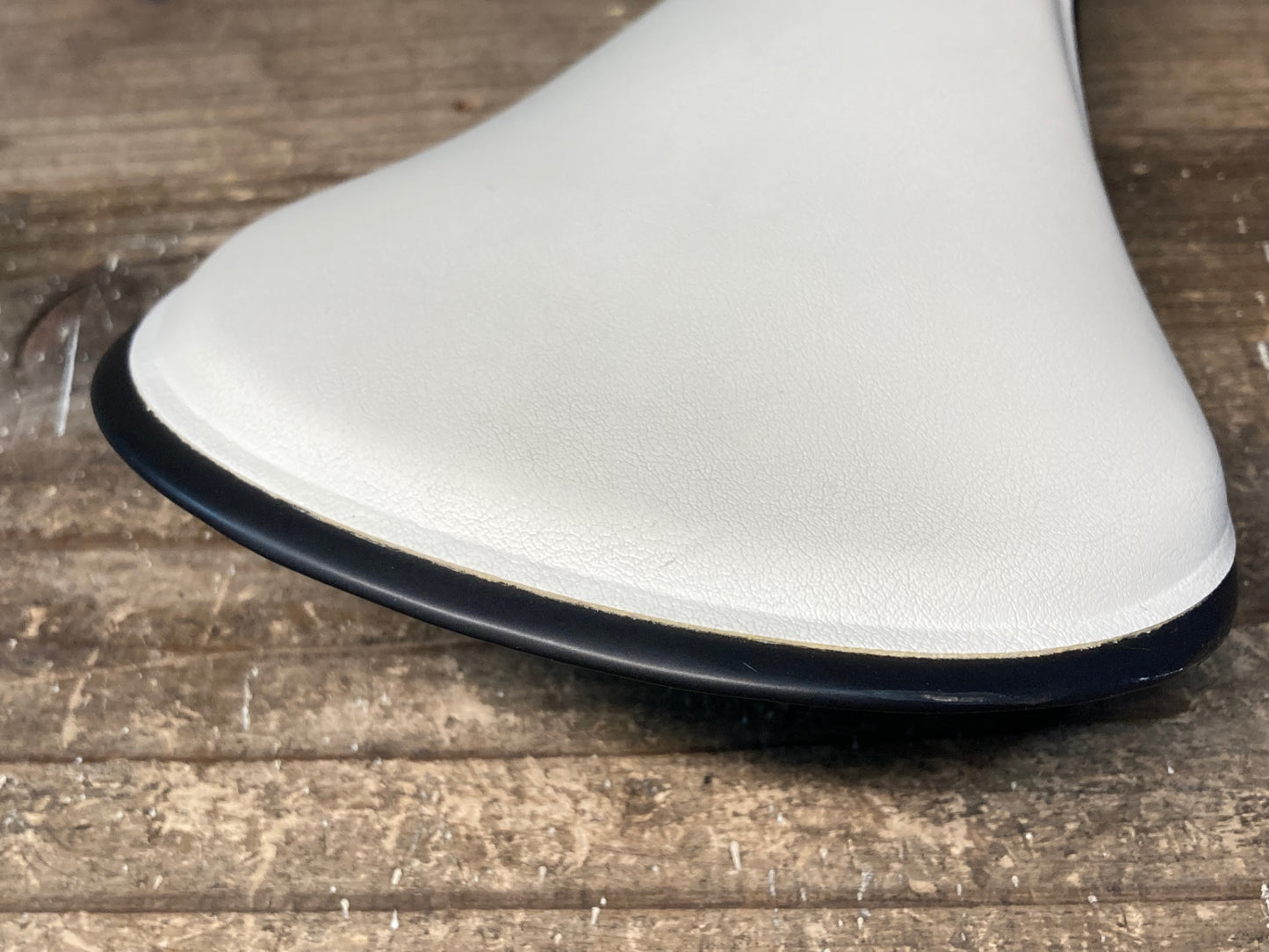 IT157 ファブリック FABRIC ALM ULTIMATE SHALLOW カーボンレール サドル