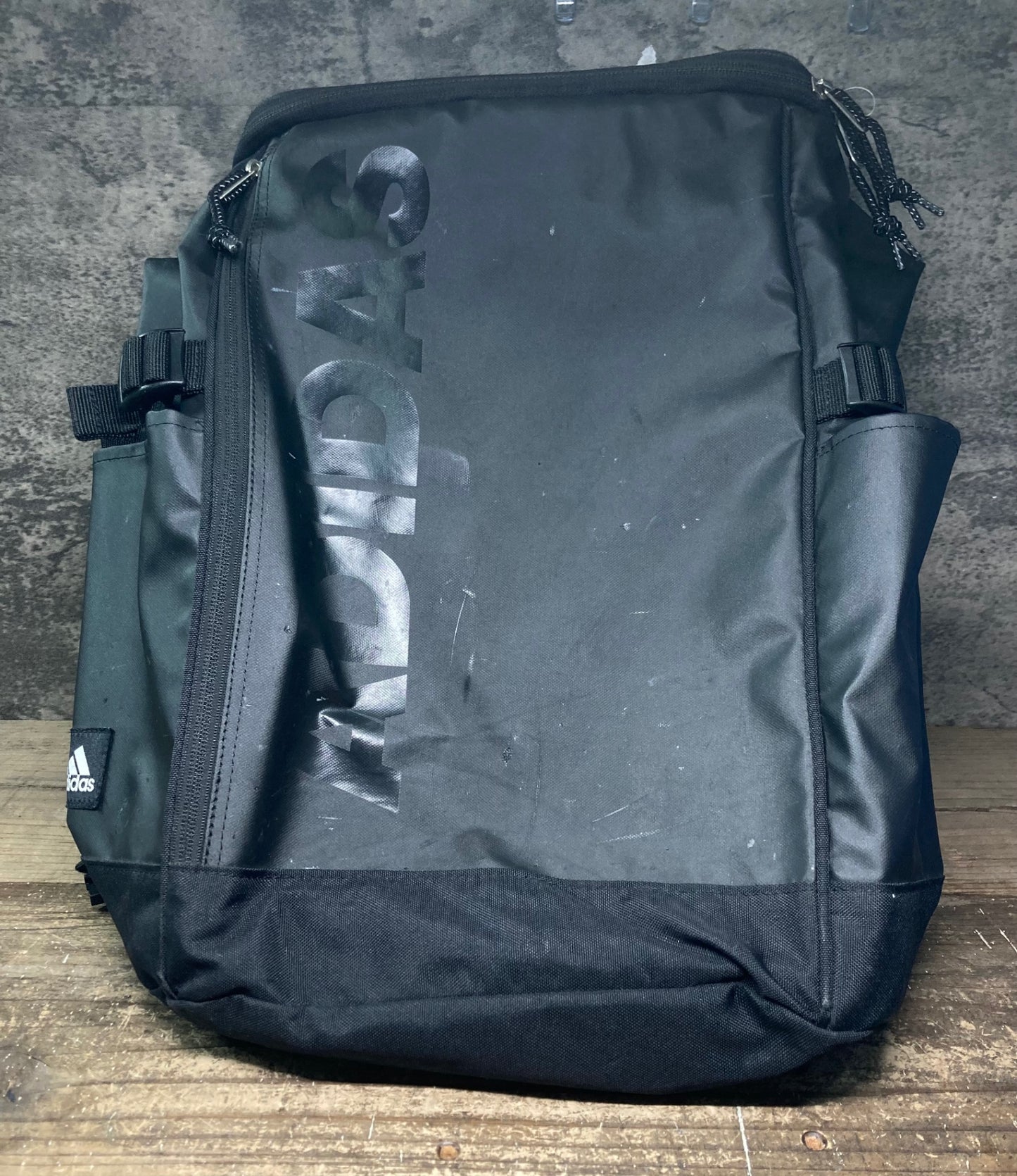 IU085 アディダス adidas リュック バックパック 黒 グレー ※擦れ