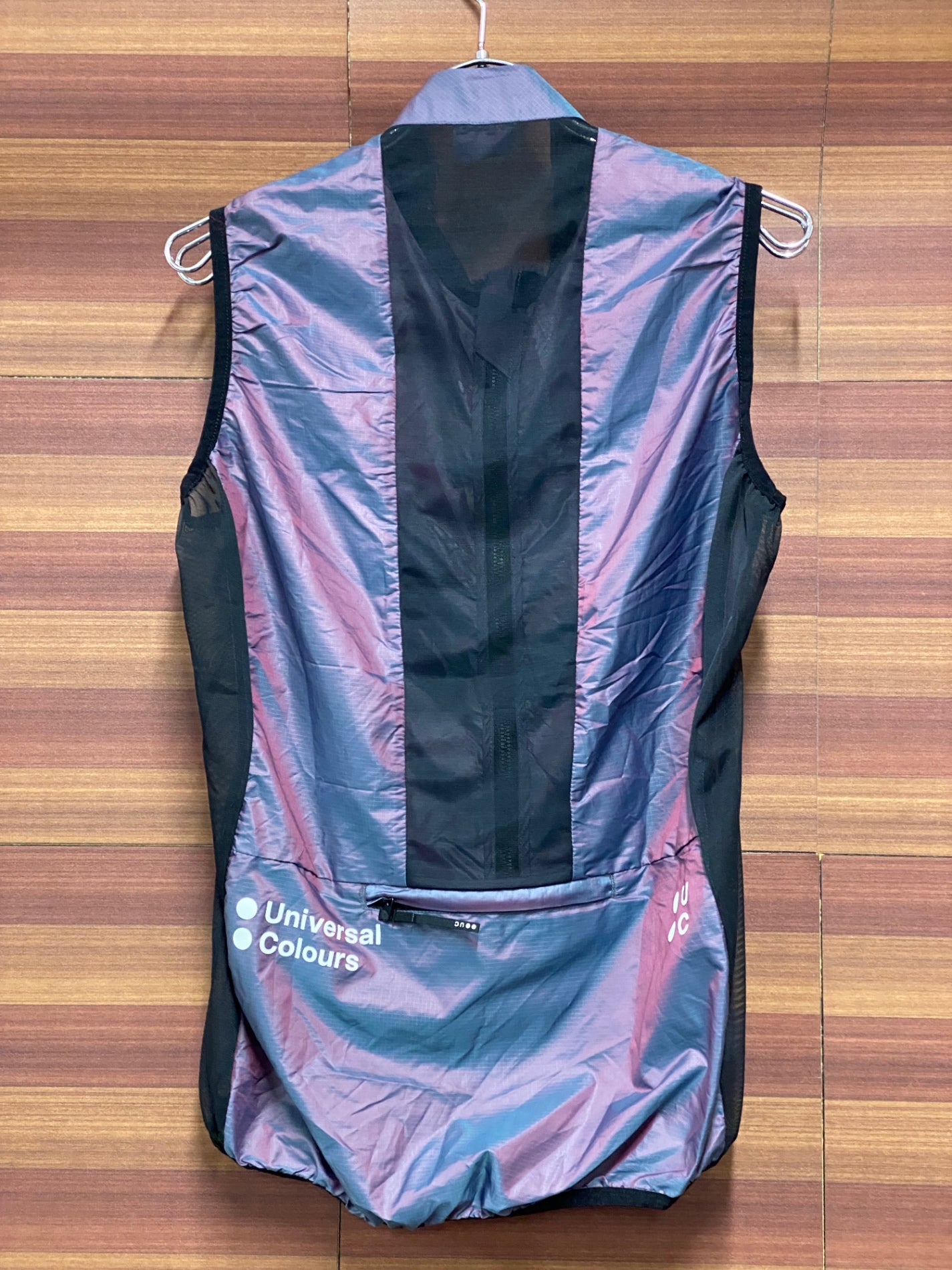 IU213 ユニバーサルカラーズ Universal Colours サイクルベスト ジレ Iridencent Green/Red M